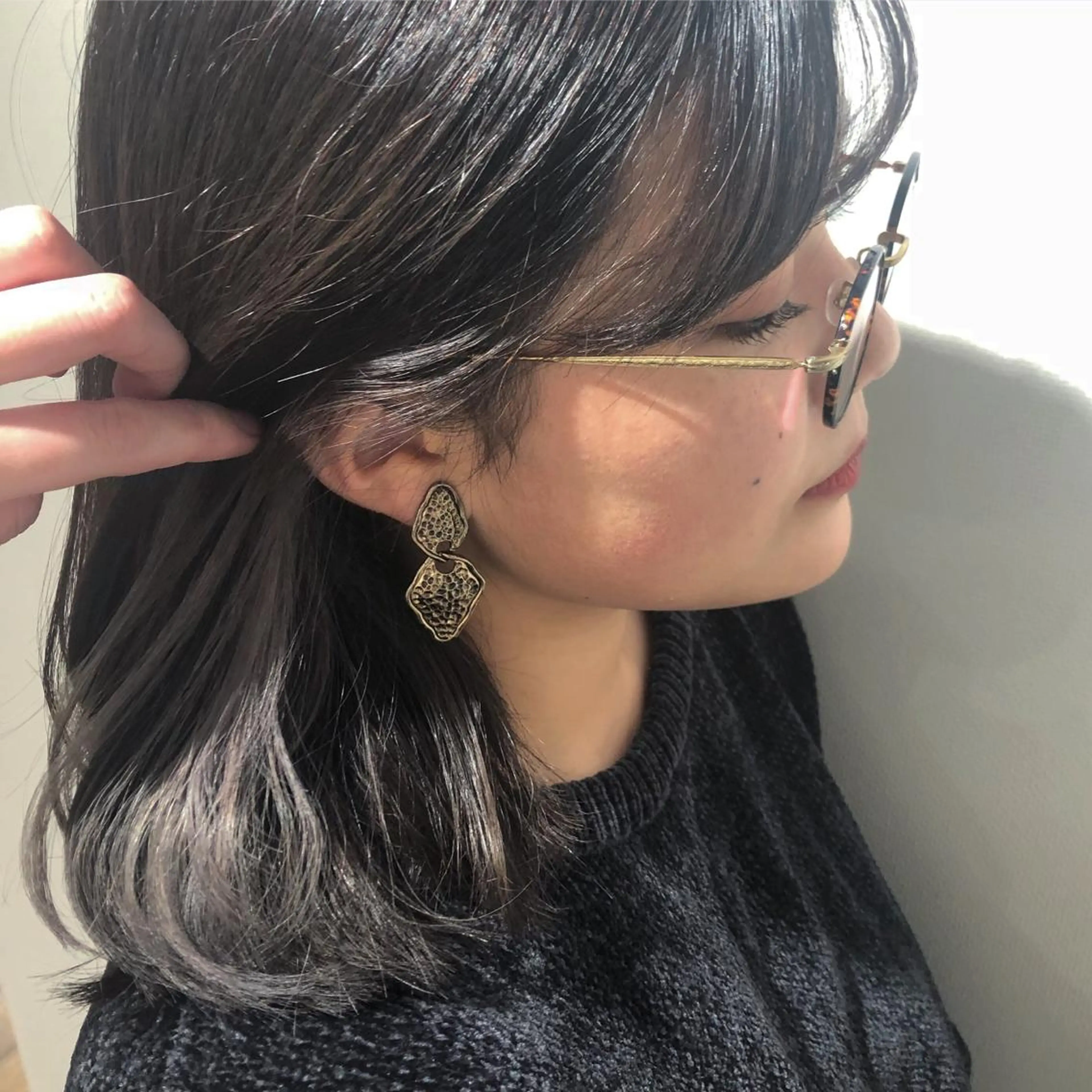 ミディアム カラー イヤリングカラー 岡村 玲奈のヘアスタイル