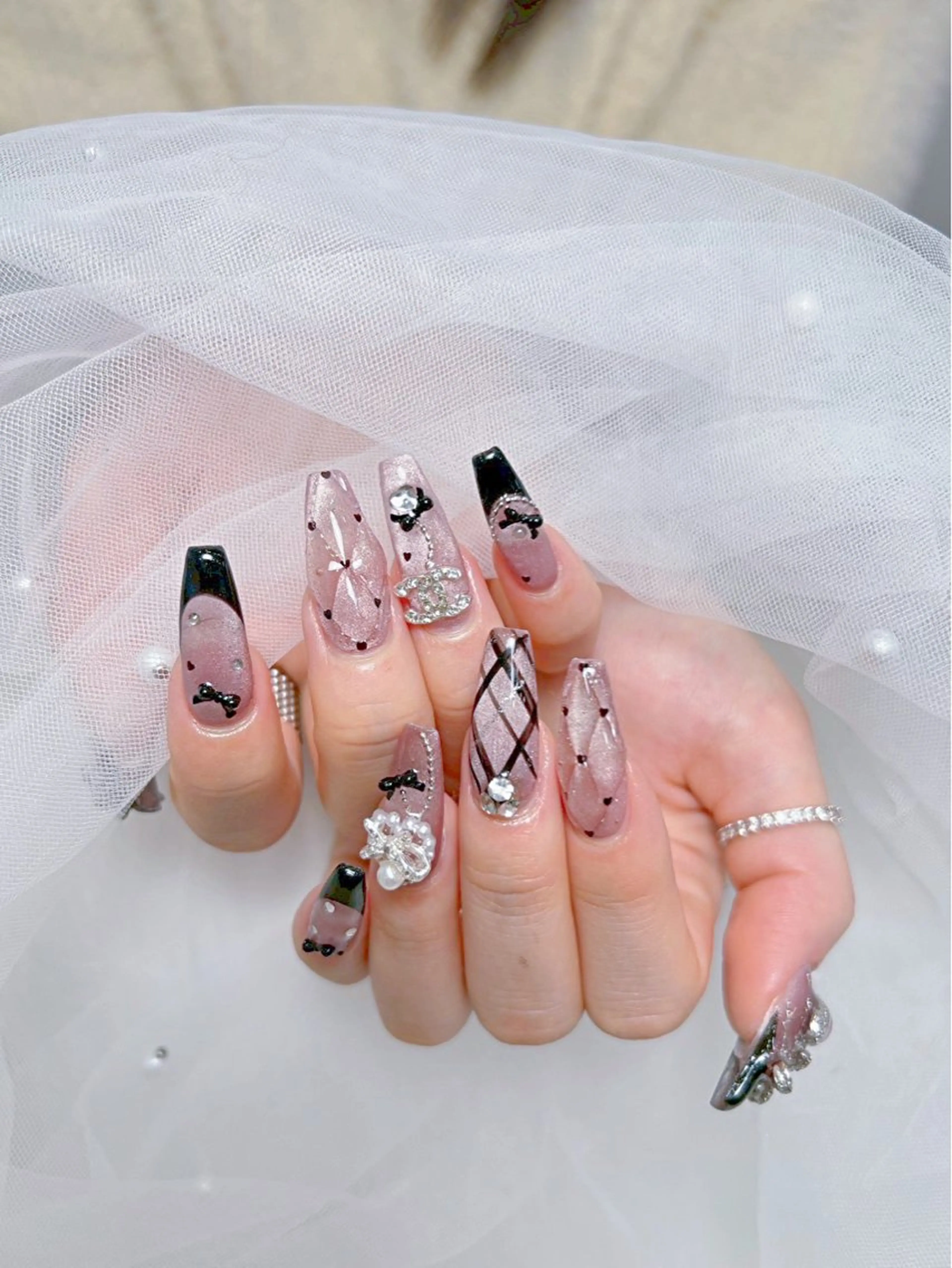 ネイル アートネイル オーロラネイル チークネイル 長さ出し フットネイル ハンドネイル ハンドケア Mio_ Noiranailのネイルデザイン