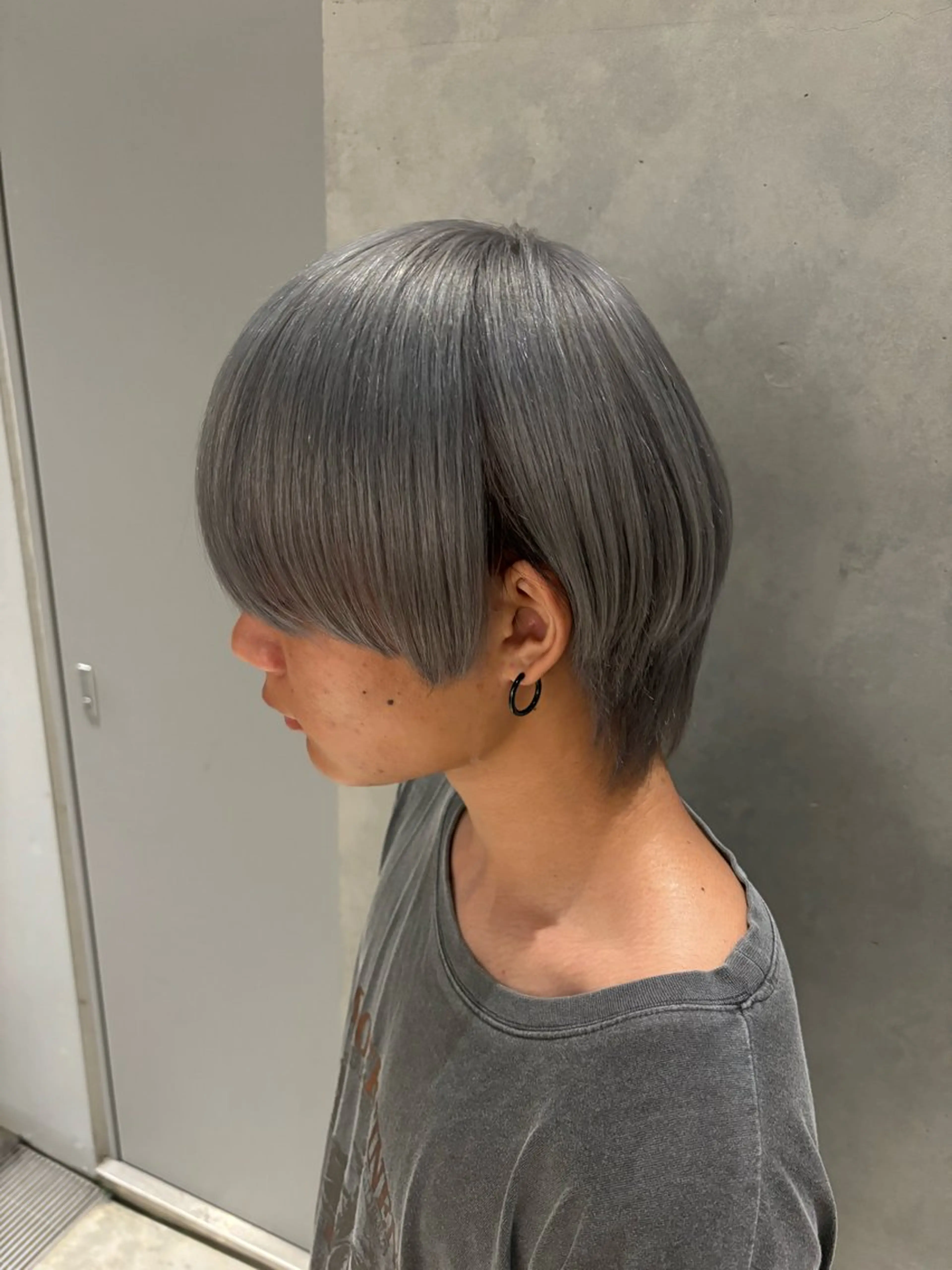 ショート カラー メンズ シルバー 落ちる黒 森崎雄斗のヘアスタイル