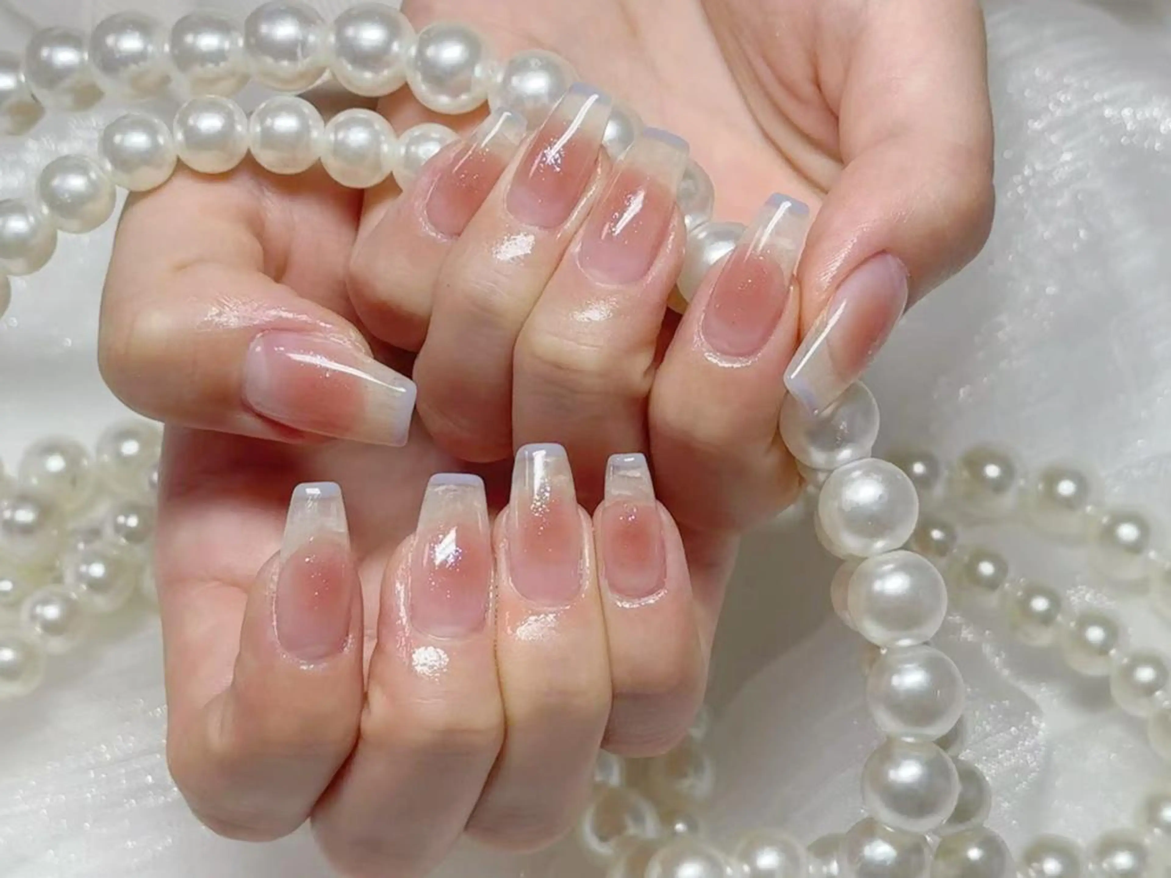 ネイル オーロラネイル 長さ出し フレンチネイル ガーリー キラキラネイル ハンドネイル Ru na🍳のネイルデザイン