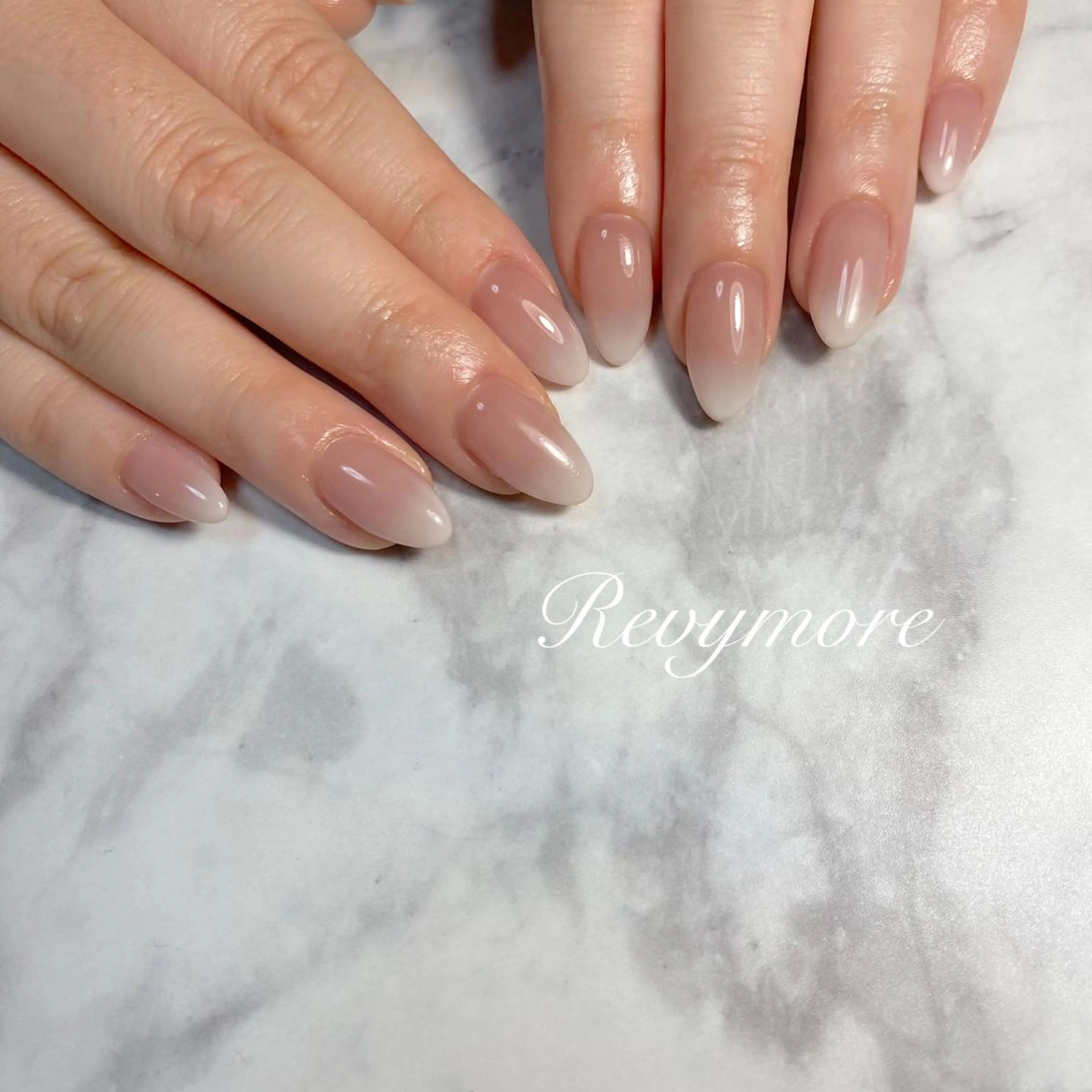 ミディアム ネイル 韓国風ヘア ジェルネイル キラキラネイル 韓国ネイル ニュアンスネイル nail salon Revymore所属・nail salon Revymoreのネイルデザイン