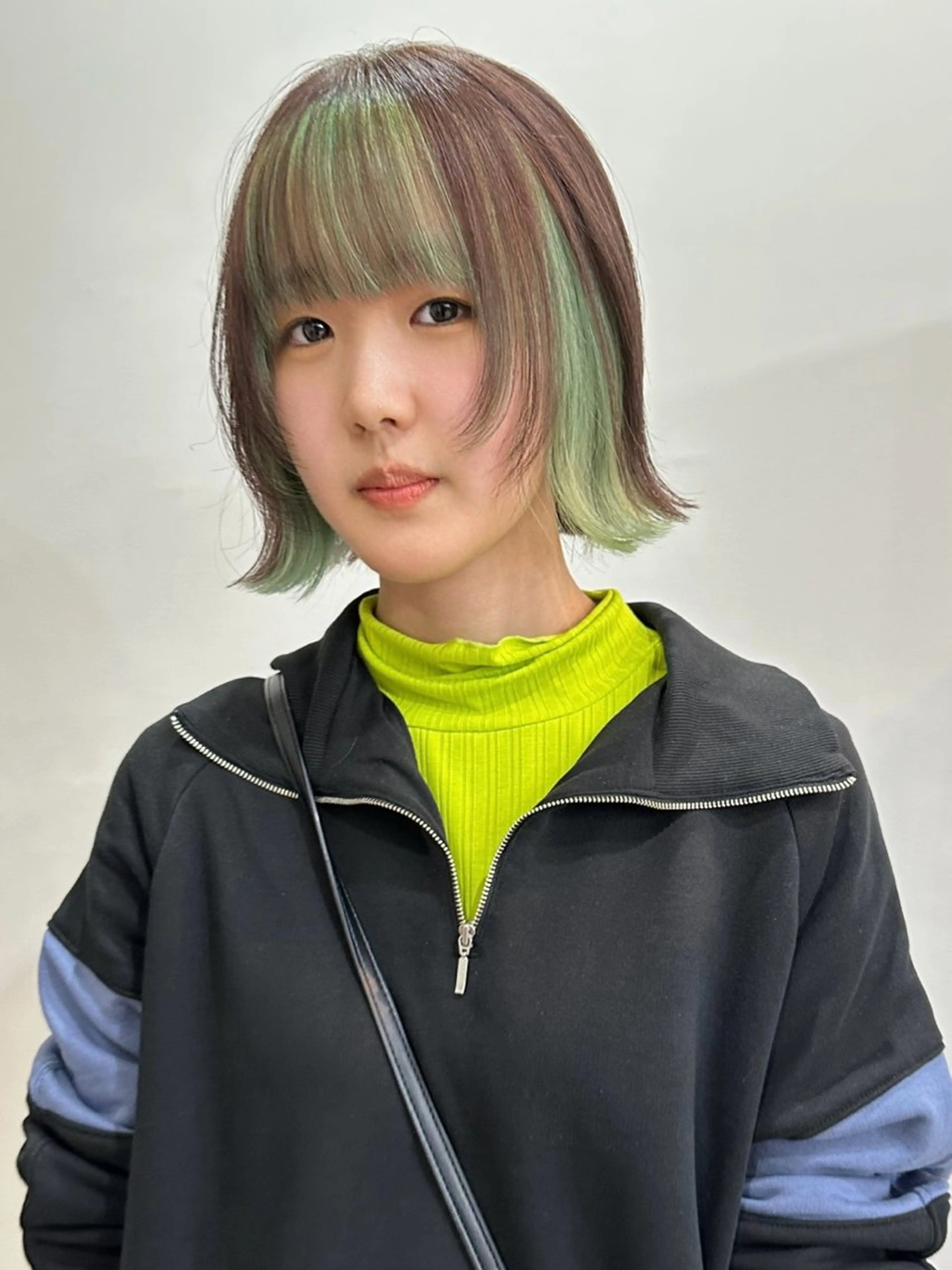 ショート カラー ヘアアレンジ ショートボブ ミストバング ベージュカラー ブリーチ  フェイスフレーミング 切りっぱなしボブ/ デザインカラー店長のヘアスタイル