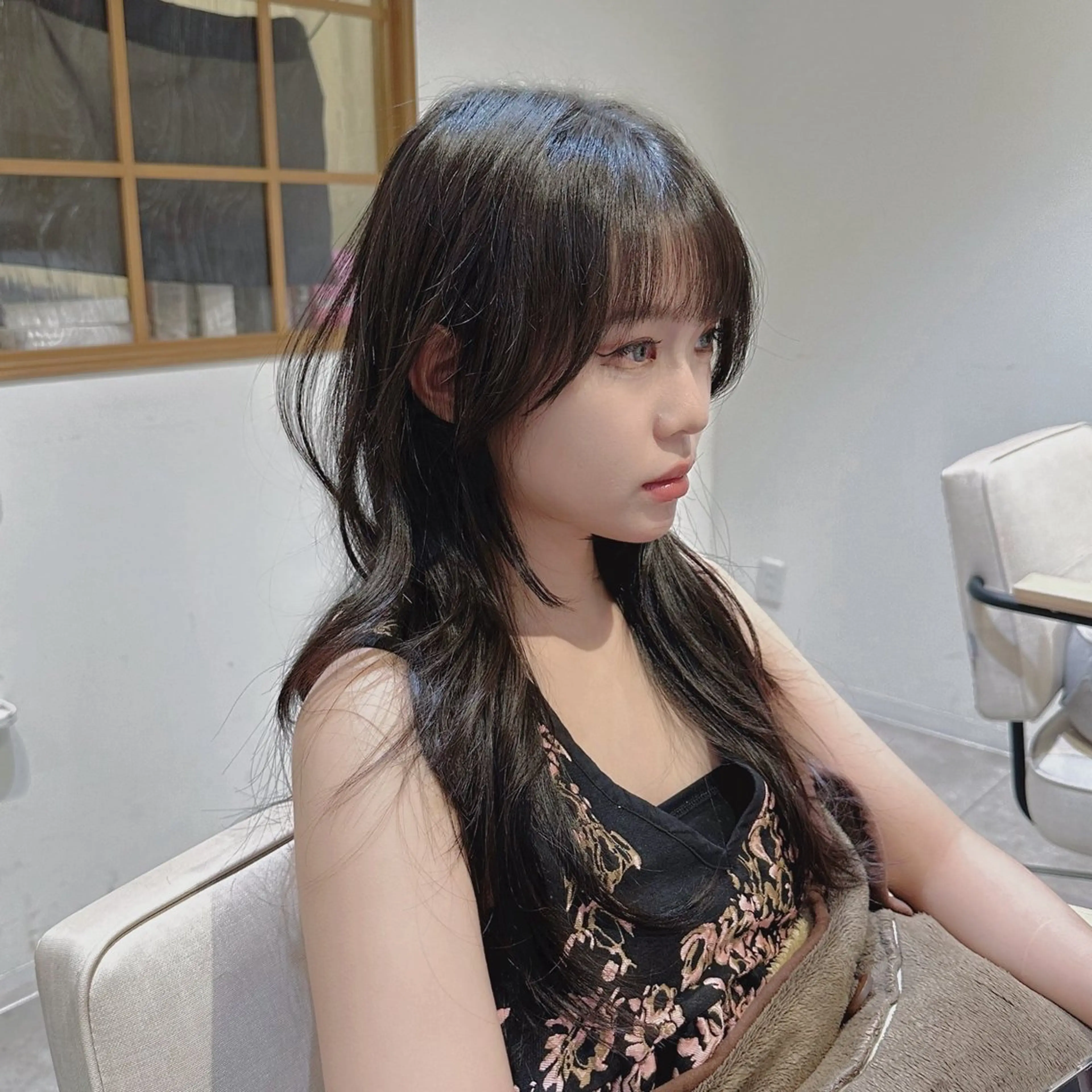 セミロング カラー デザインカラー ハイトーンカラー ボブ くびれヘア 顔まわりレイヤー カット 縮毛矯正 トリートメント 大阪ウルフカット ハッシュカットのヘアスタイル