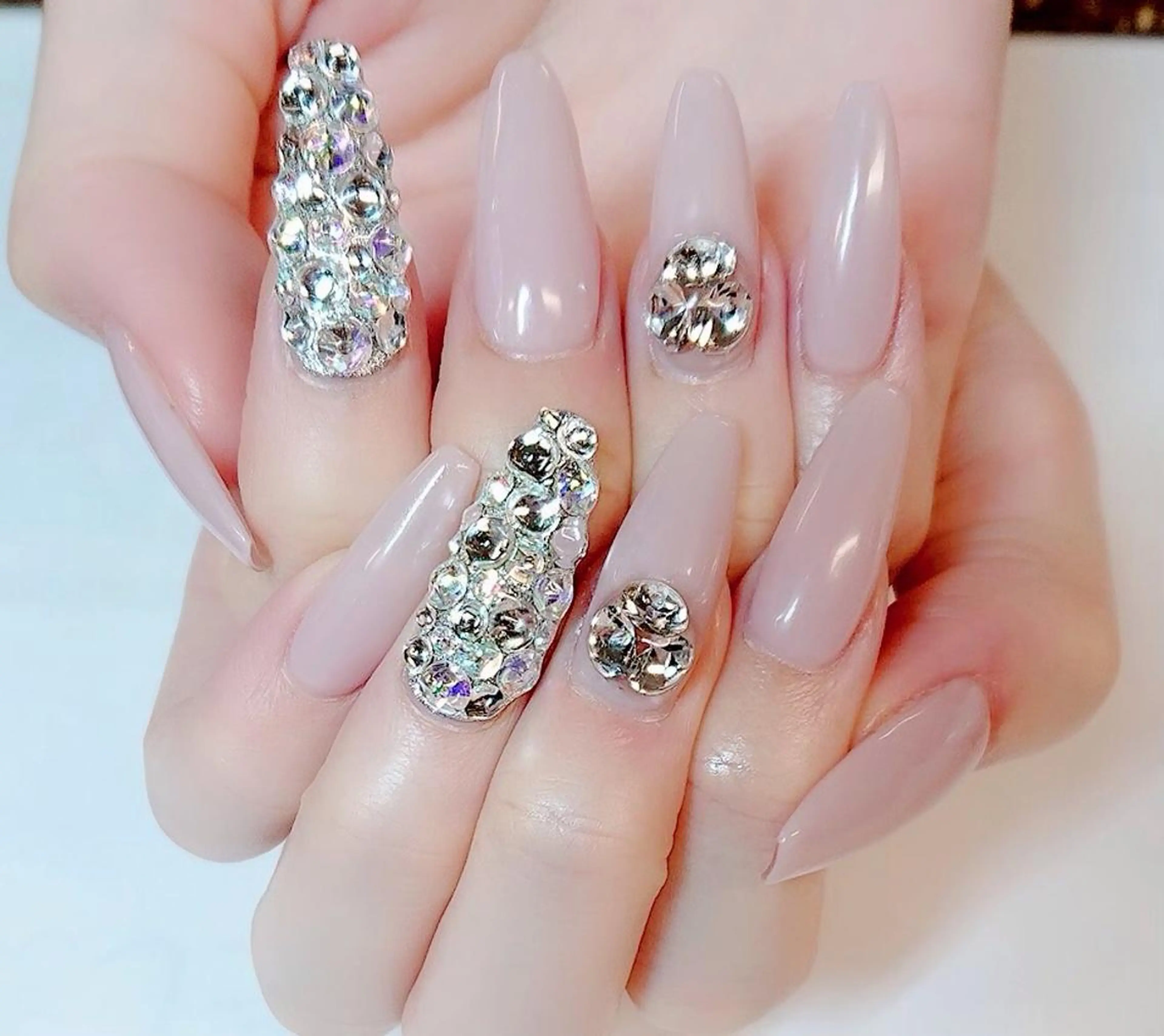 ネイル 長さ出し キラキラネイル ネイルチップ 🦋AYNIL🦋 ナチュラル専門店♥️のネイルデザイン