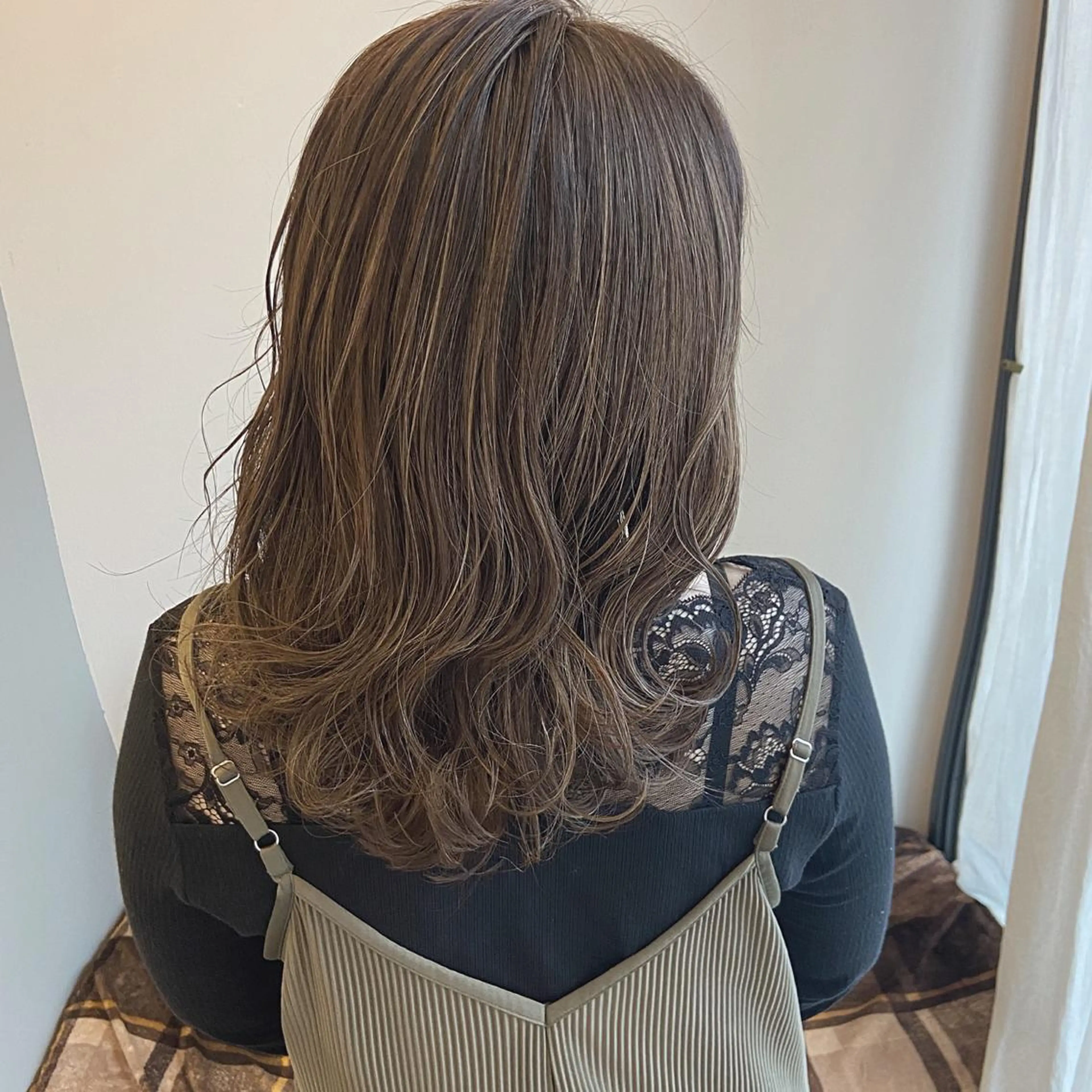 ミディアム ハイライト 峯 志帆のヘアスタイル
