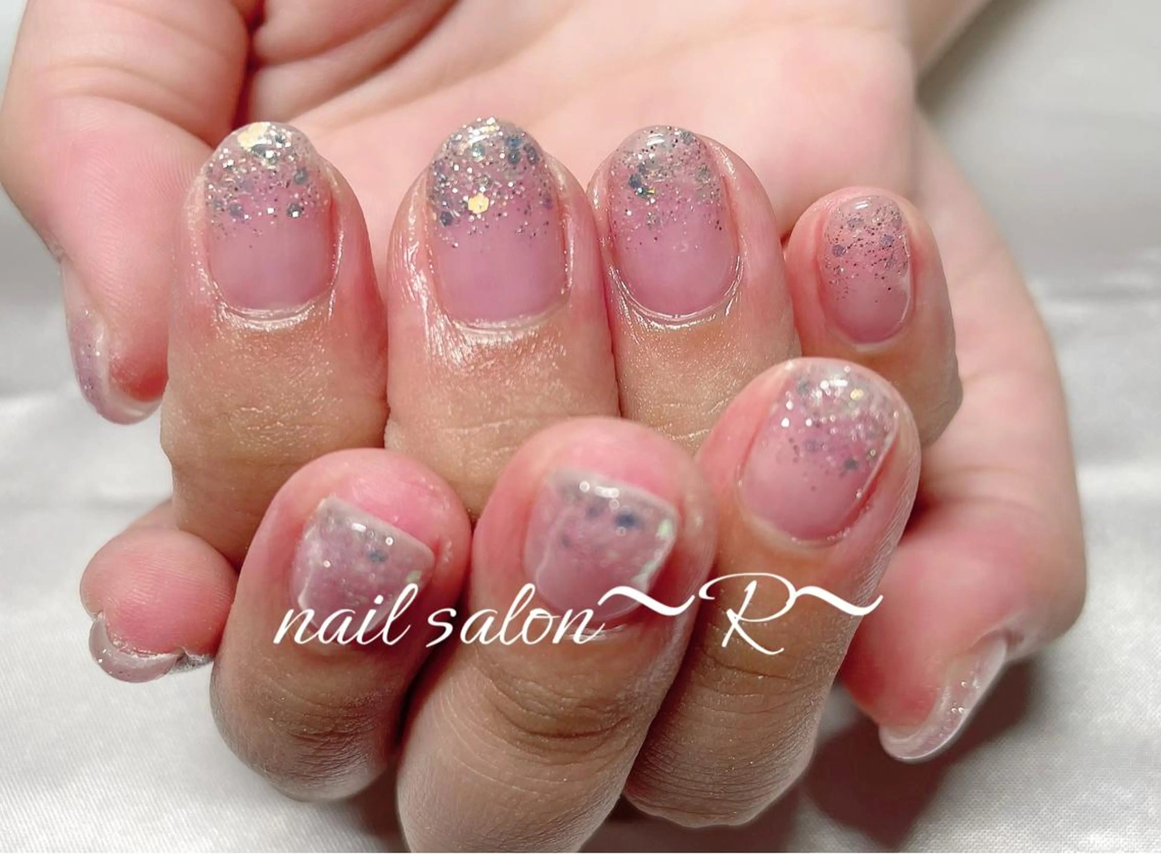 ネイル グラデーション キラキラネイル シンプルネイル 〜 R〜 プライベートサロンのネイルデザイン