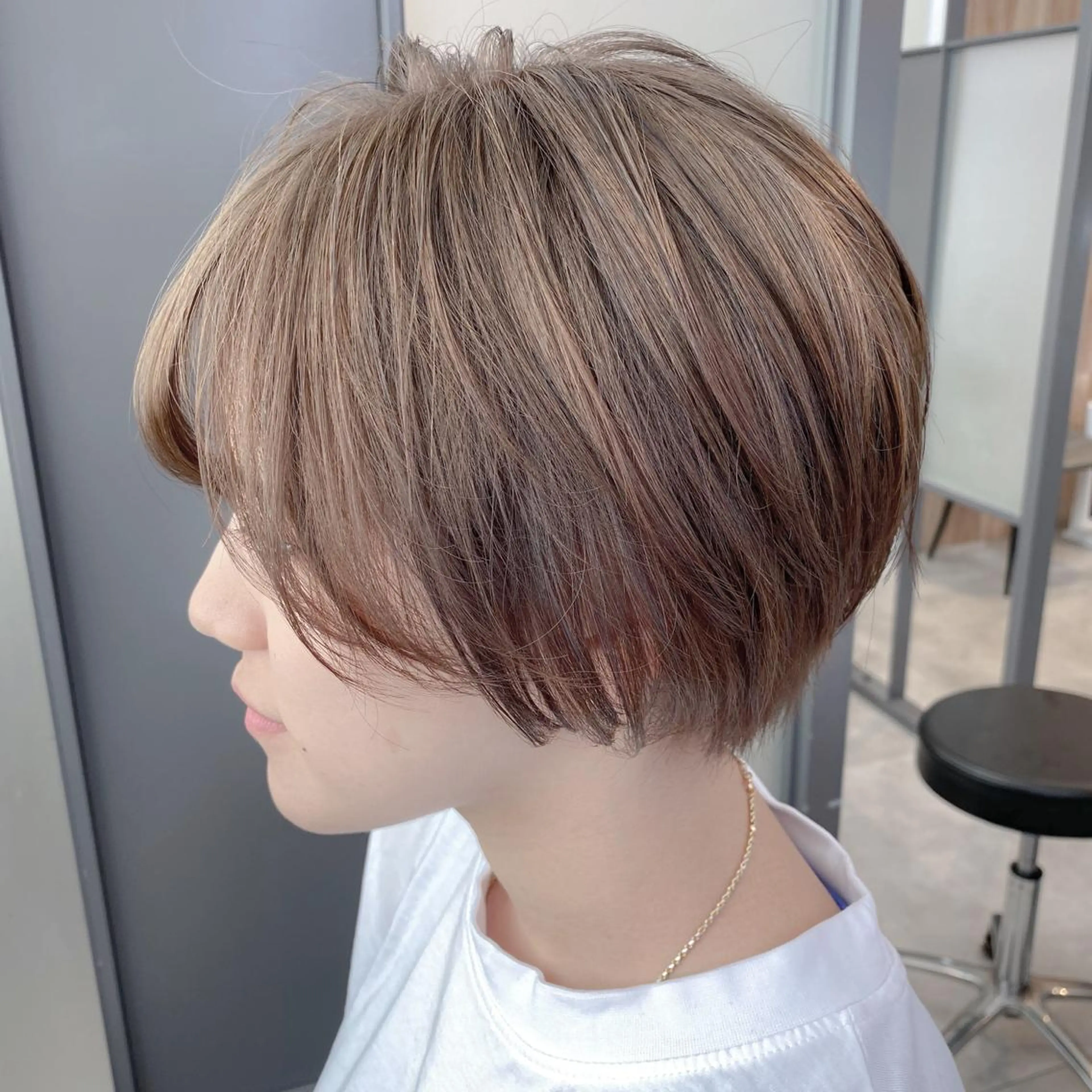 セミロング カラー ベージュカラー ブリーチ ケアブリーチ シルバー シルバーベージュ SALOWIN神戸三宮East店所属・【透明感、艶髪】西村 有司のヘアスタイル