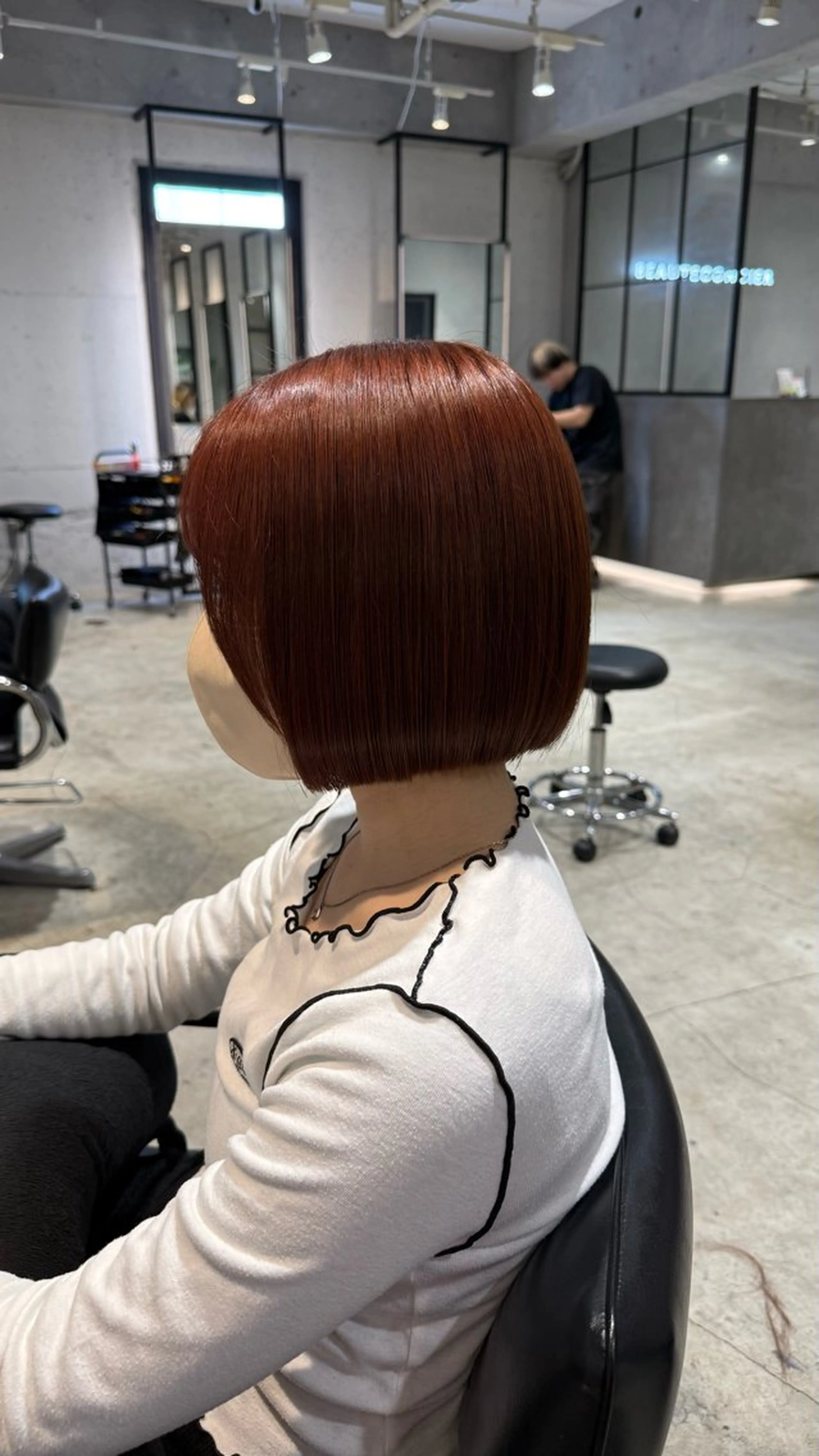 ショート あんな🦋レイヤー カット/透明感カラーのヘアスタイル