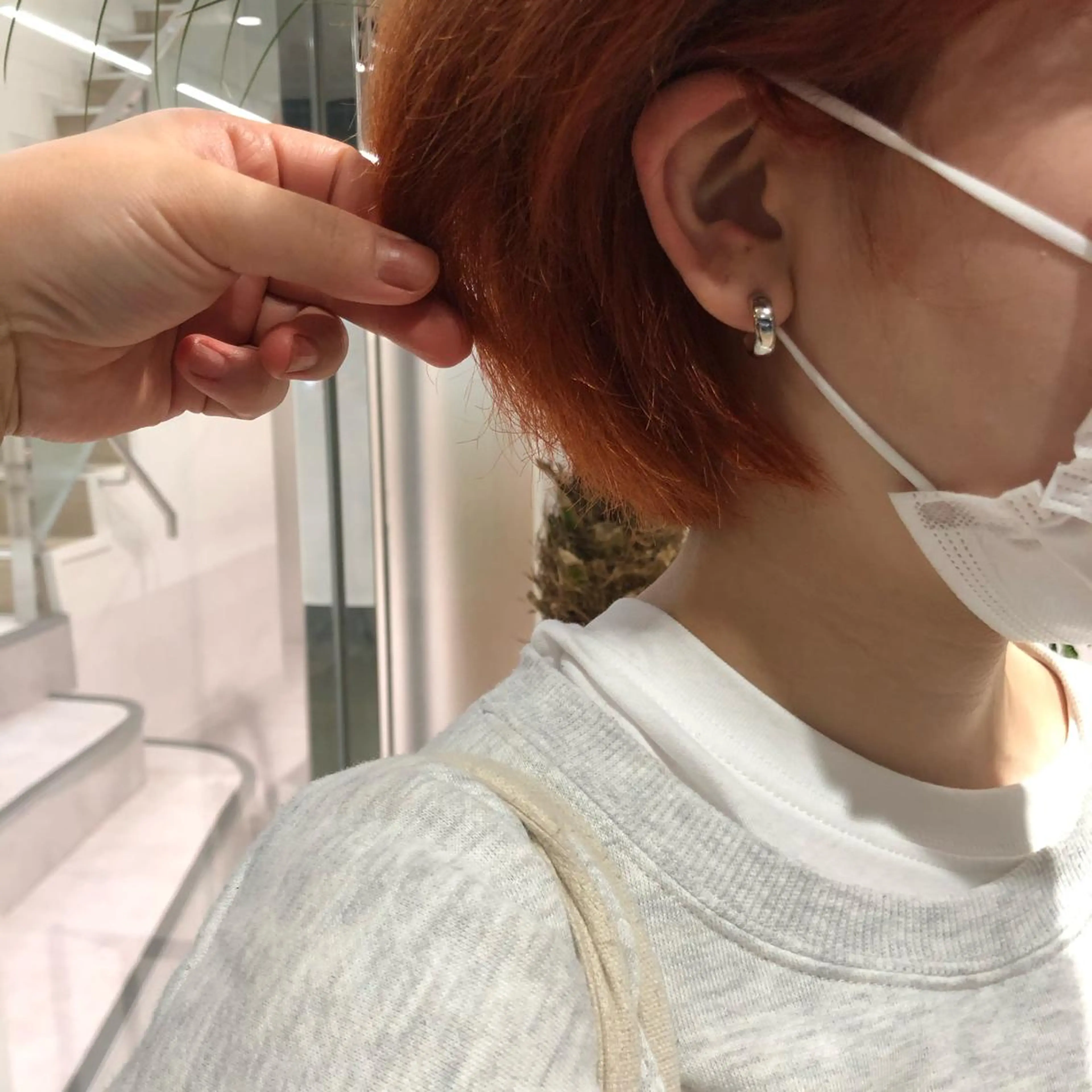 ショート カラー レイヤー/顔まわり カット/地毛風カラーのヘアスタイル