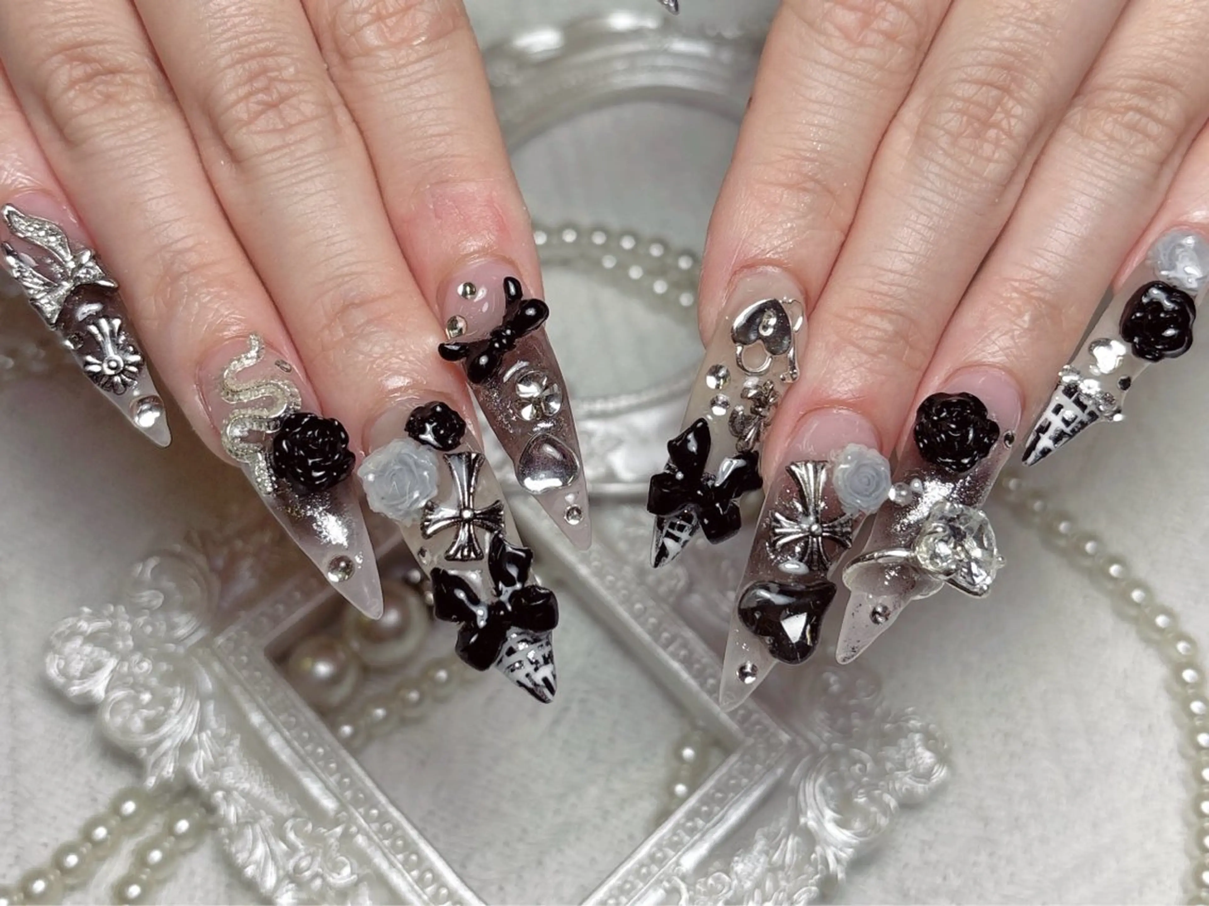 ネイル ジェルネイル 韓国ネイル マグネットネイル 持ち込み ワンカラーネイル ハンドネイル ハンドケア R1🎀Nail💕 池袋東口店のネイルデザイン