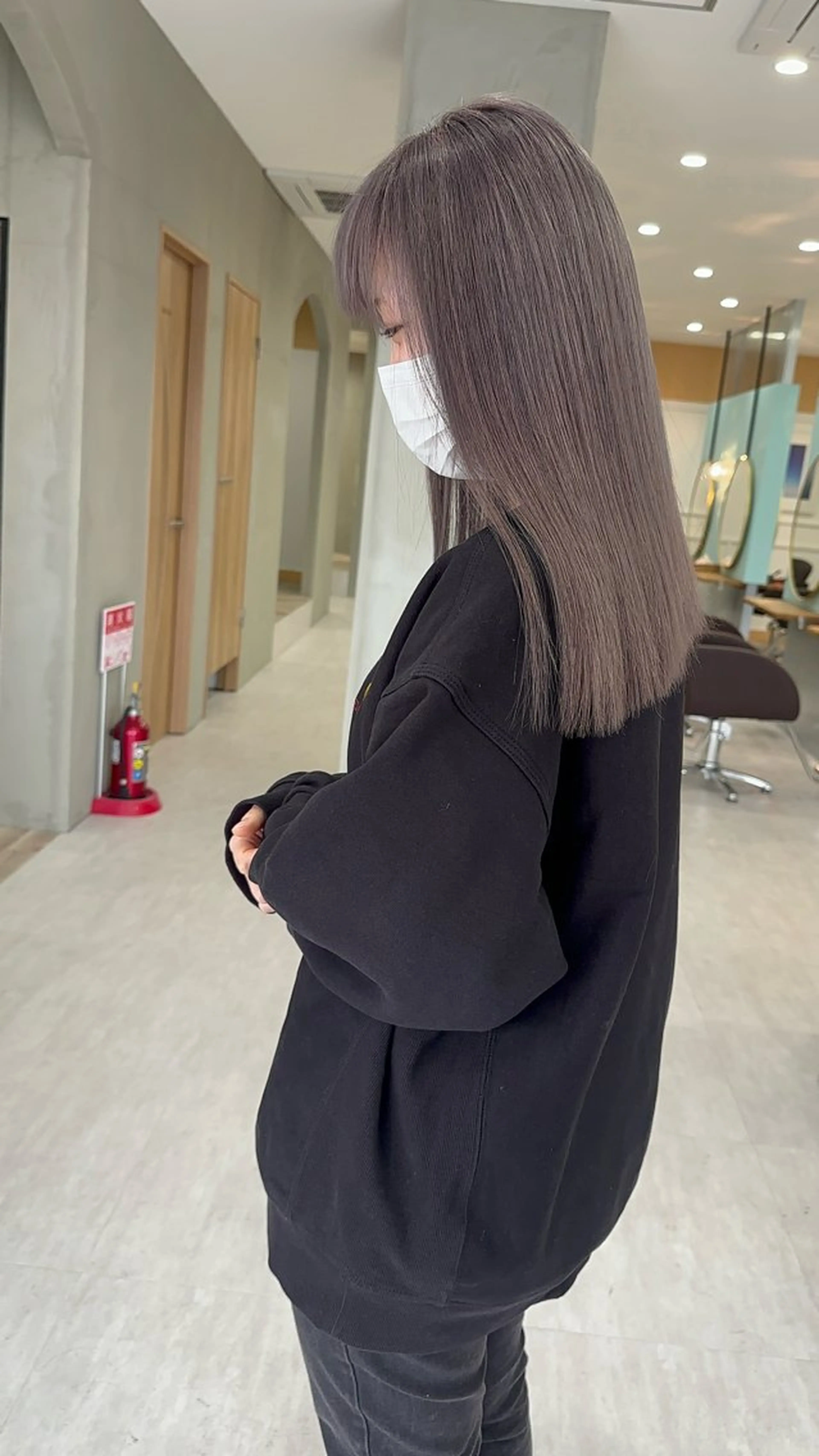 セミロング カラー ブリーチ グレージュ NYLON.栃木店【ナイロン】所属・カワカミ ユウダイのヘアスタイル