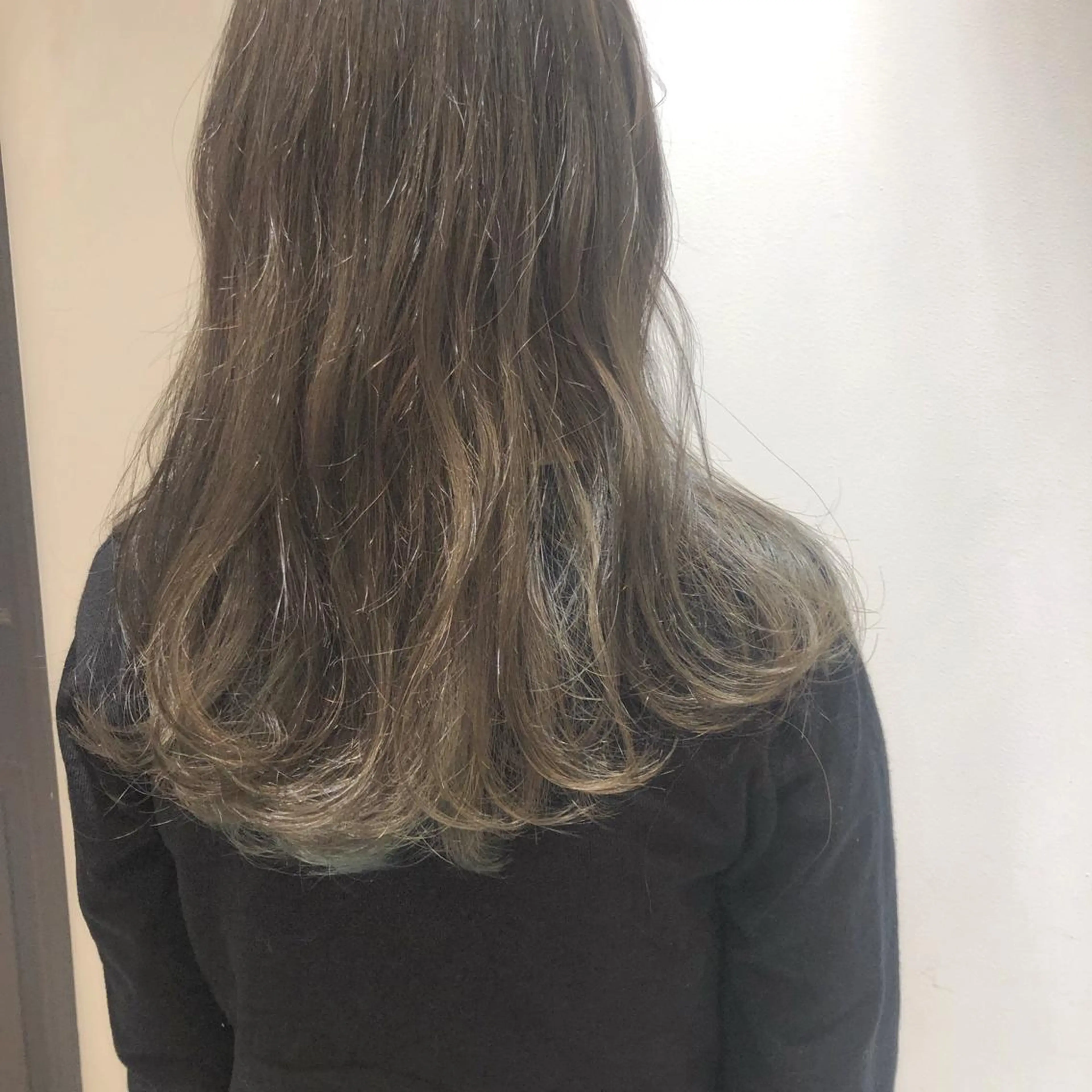 ロング カラー 江原 彩華のヘアスタイル