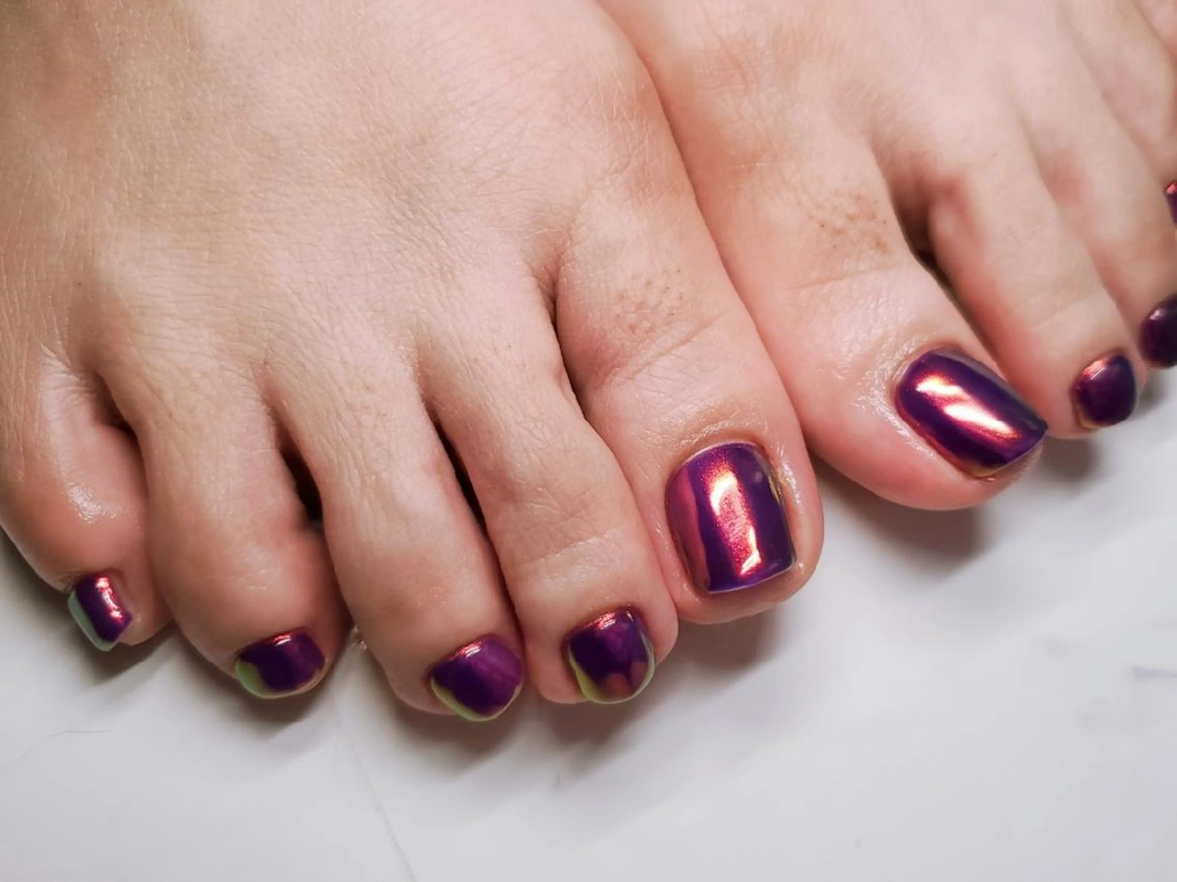 ネイル オーロラネイル フットネイル 佐藤 結衣のネイルデザイン