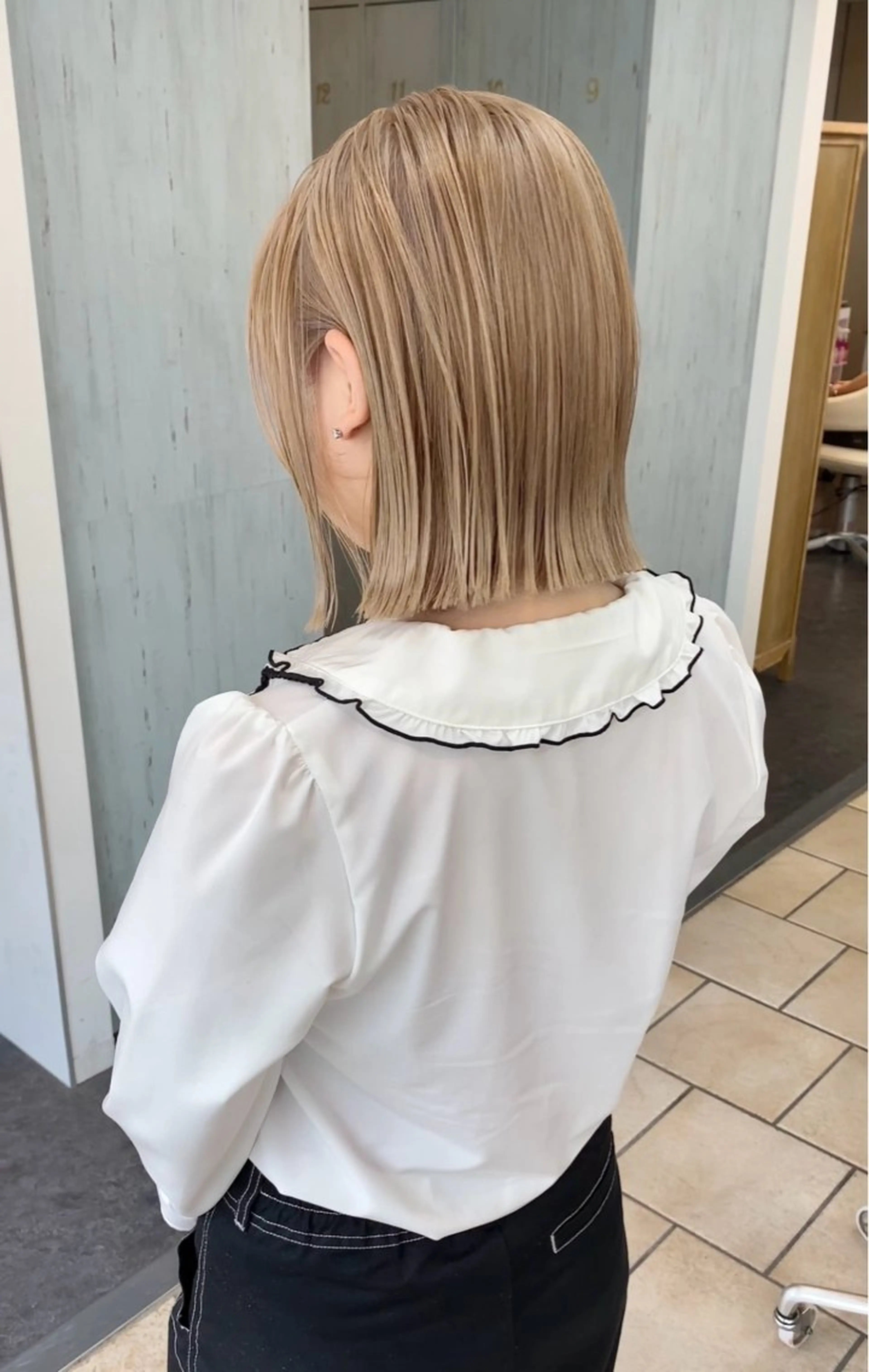 ミディアム カラー 切りっぱなしボブ ベージュカラー 抜きっぱなしブロンド ブロンド ハイトーンカラー ✨原宿ハイトーン ブリーチ職人菊池のヘアスタイル