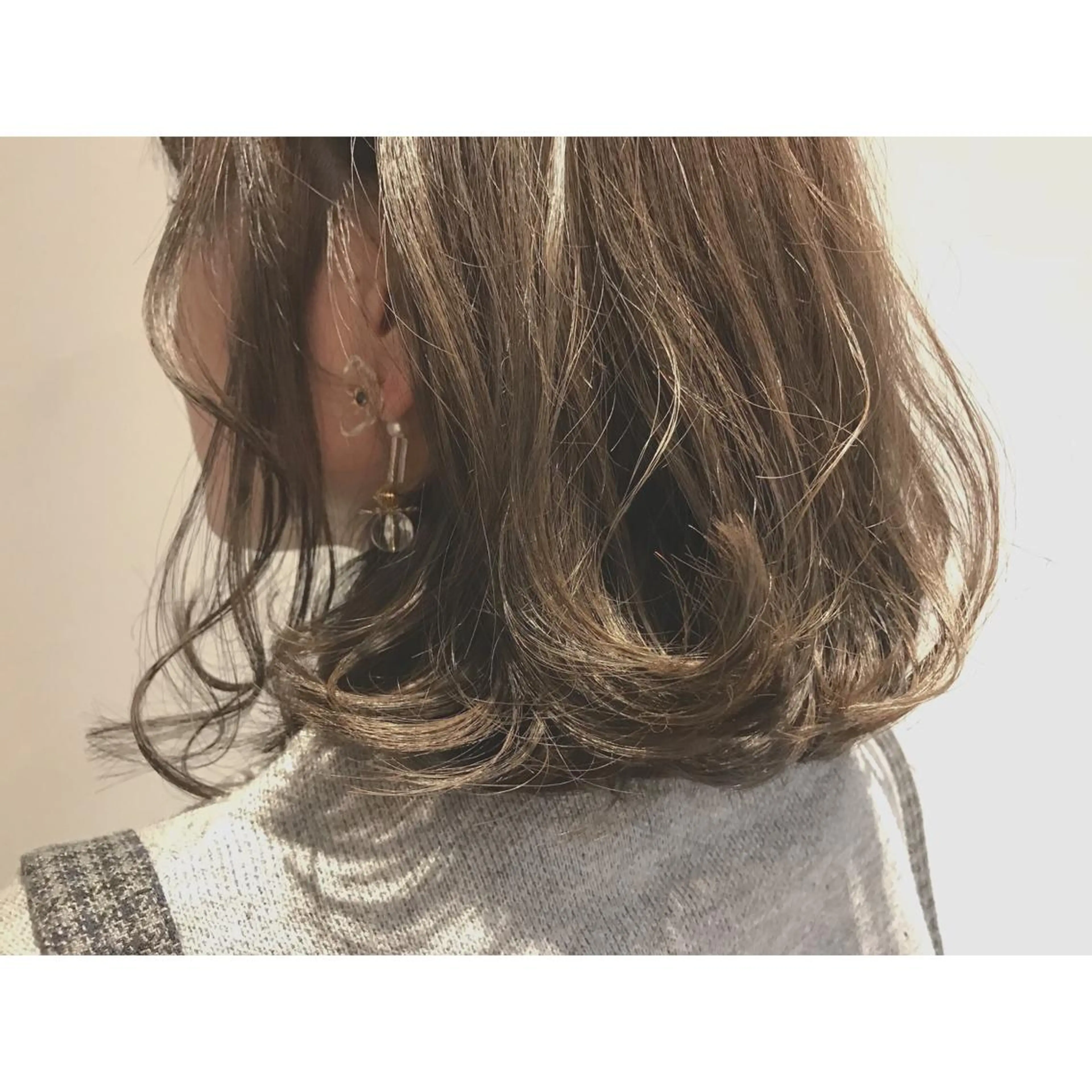 ミディアム カラー 切りっぱなしボブ アッシュ グレージュ ハイライトカラー 3Dハイライト なかにし まゆみのヘアスタイル