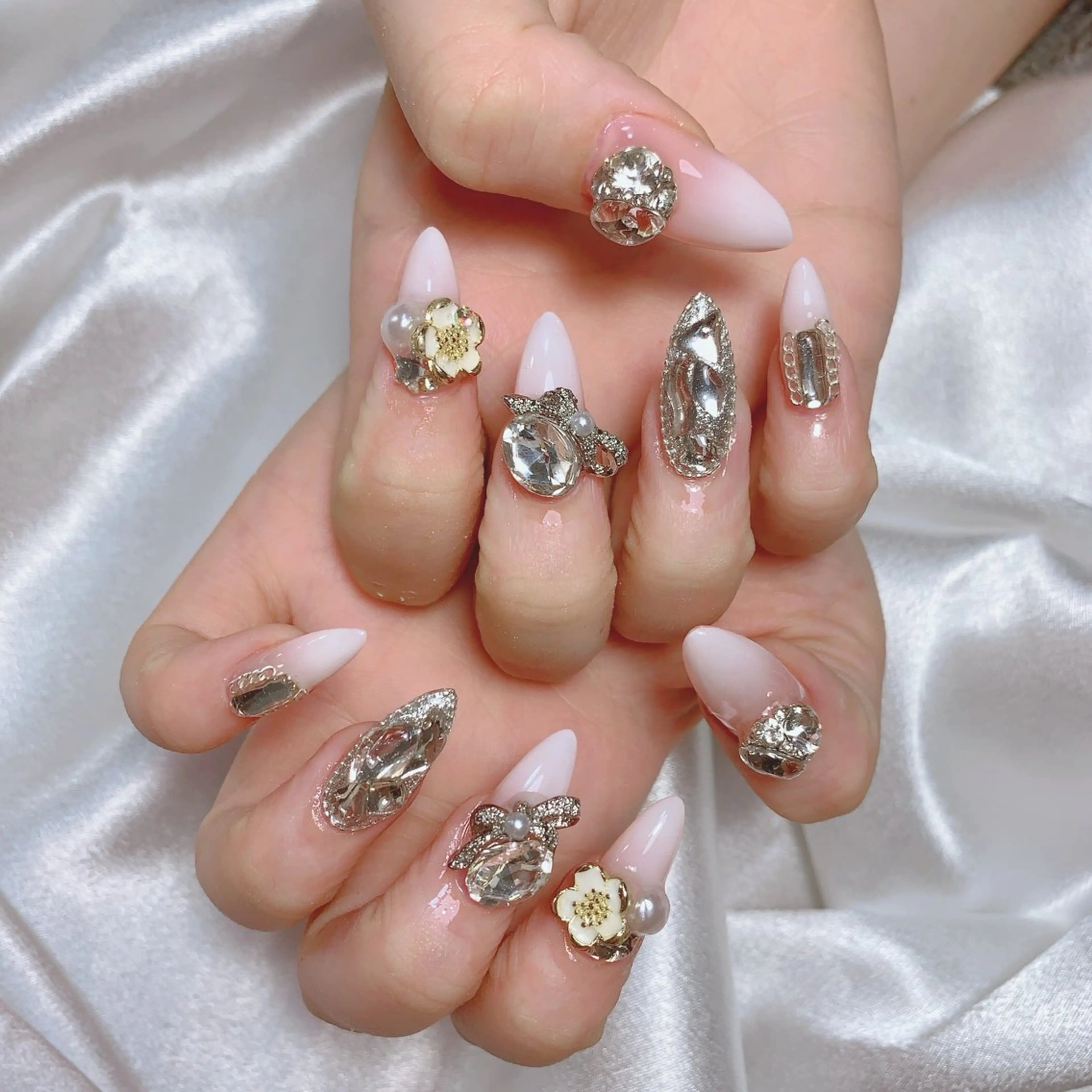 ネイル ブルー チークネイル フレンチネイル ハート ホログラムネイル ハンドネイル インフィニティ ネイルサロンのネイルデザイン