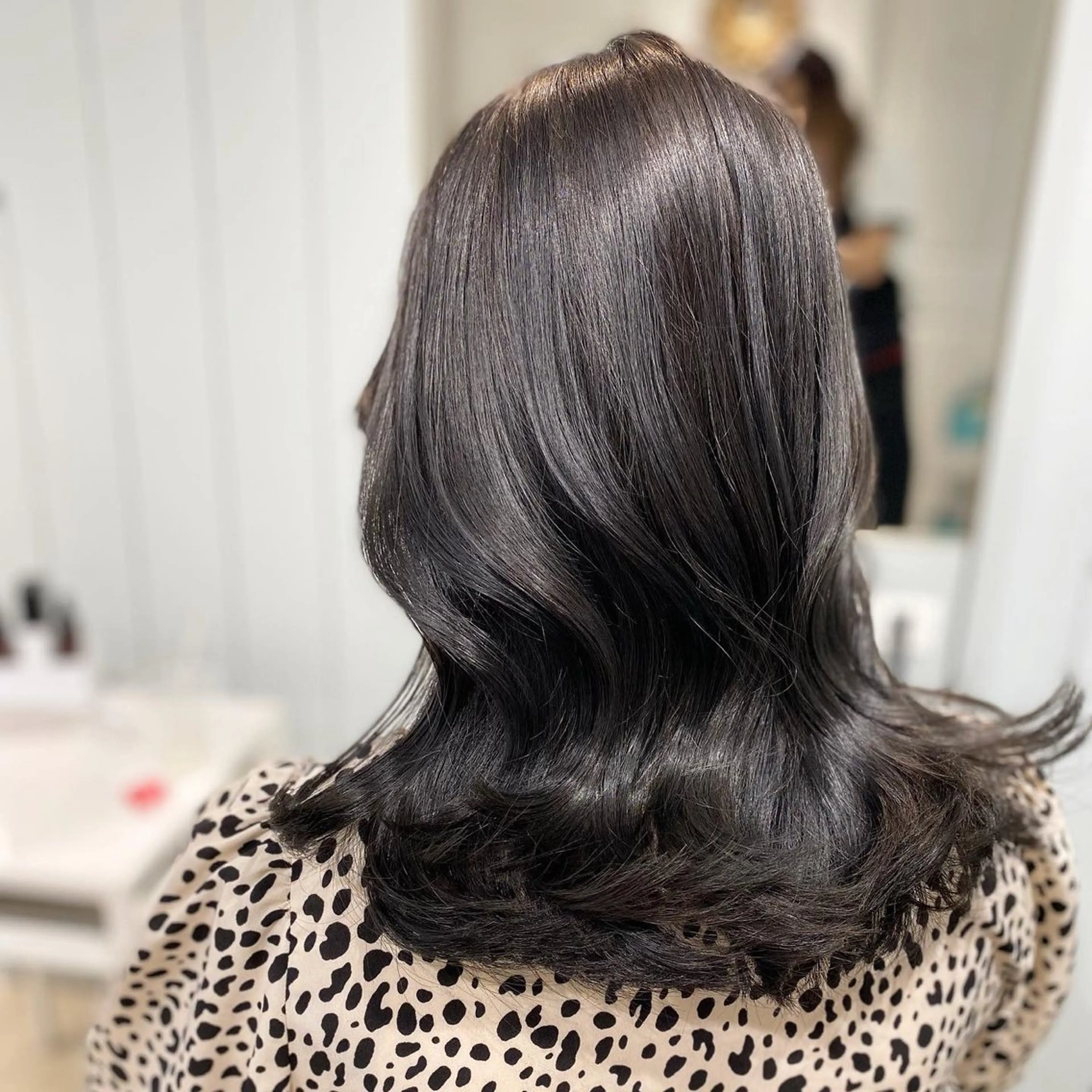 セミロング カラー アッシュ 黒髪 ブルーカラー ブルーブラック ボブ カット ヘアカラー トリートメント 韓国風レイヤーカット 💎髪質改善"yuiのヘアスタイル