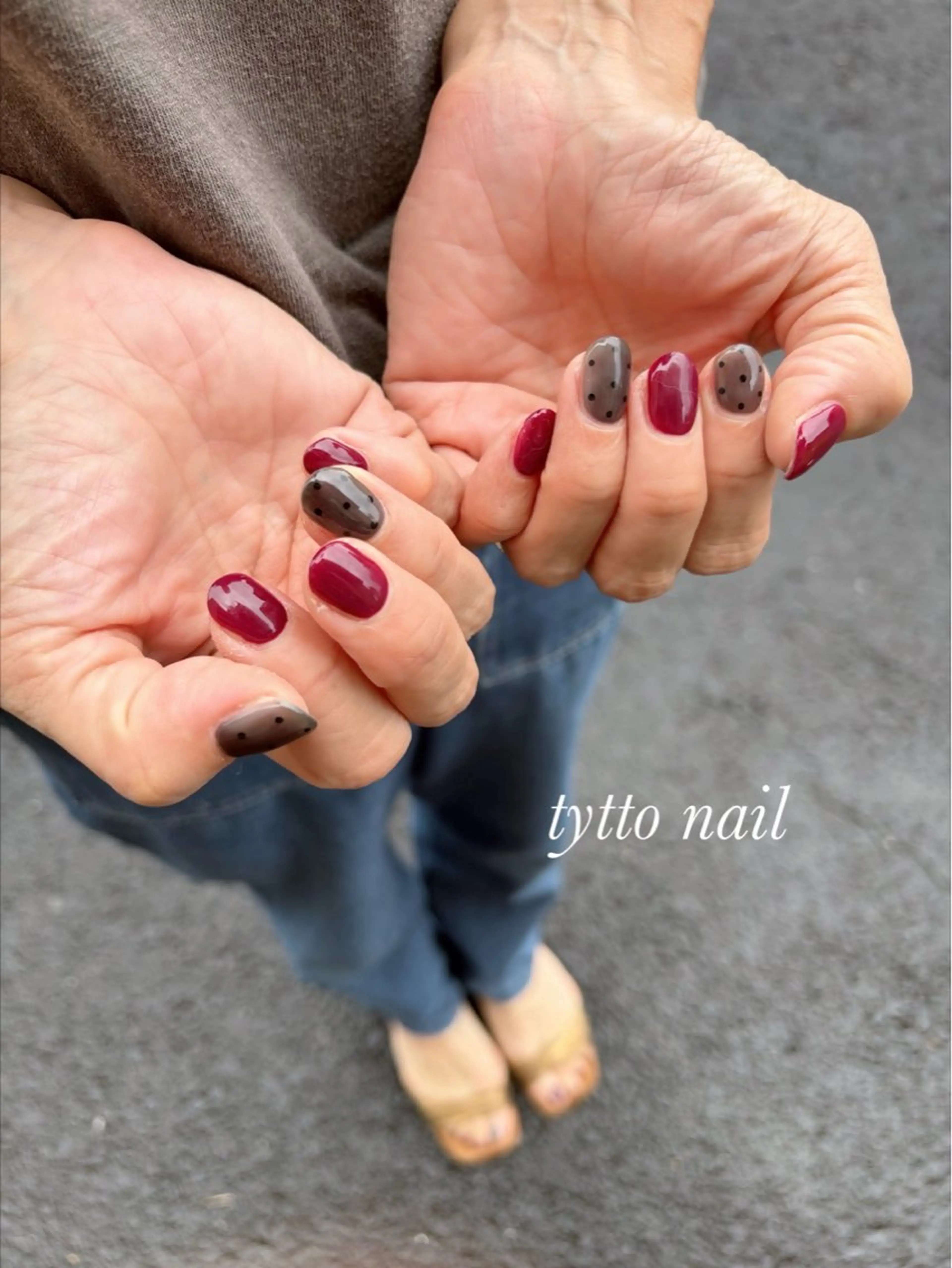ネイル ボルドー ドット オフィスネイル ワンカラーネイル 赤色 ハンドネイル tytto nail ❤︎‪‪eri‪‪のネイルデザイン
