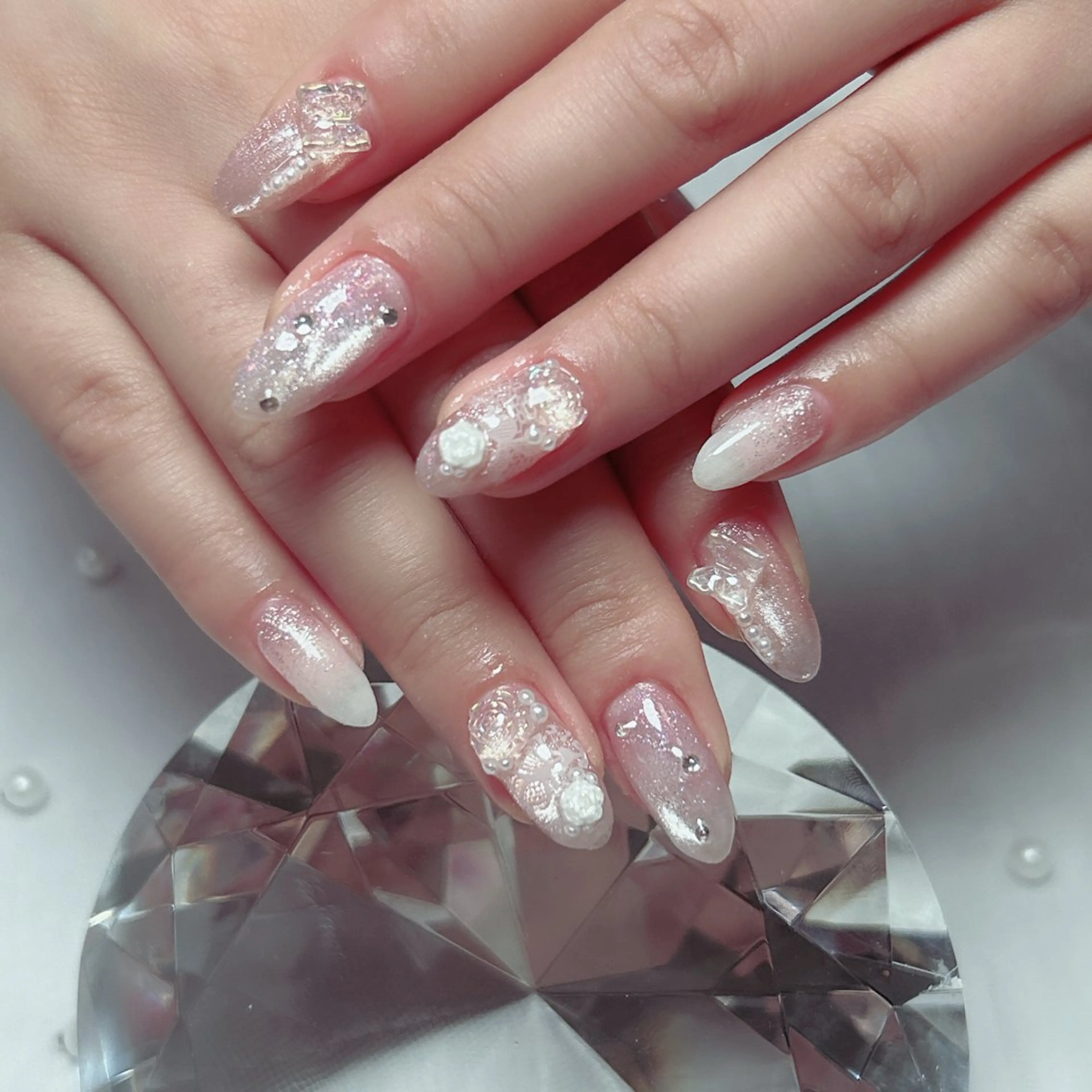ネイル オーロラネイル フラワーネイル フレンチネイル キラキラネイル ラメ(グリッター) ハンドネイル Cute Tips nailのネイルデザイン