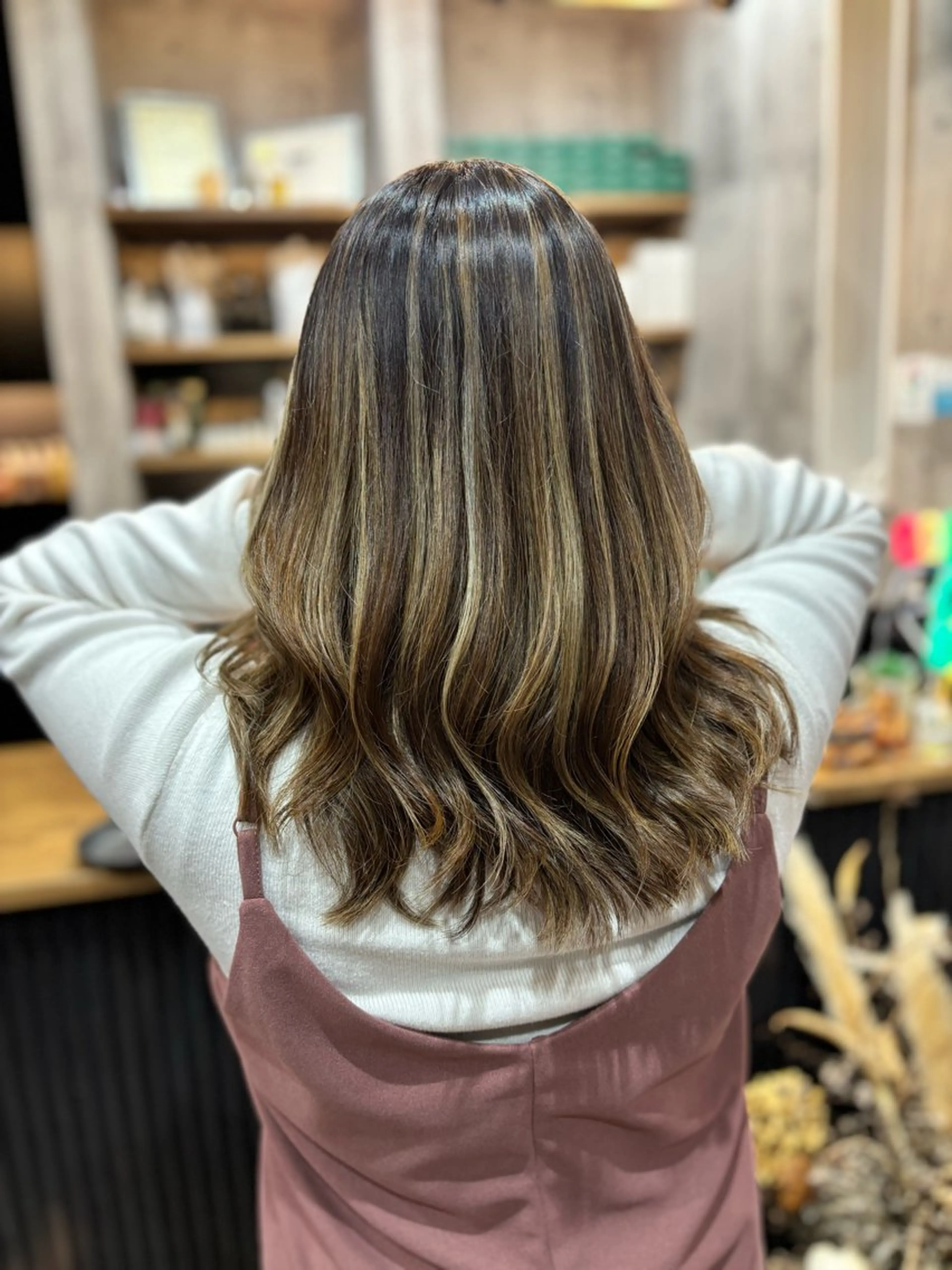 セミロング ハイライト カット ヘアカラー Welila by haku所属・Yuuki ウェリラバイハクのヘアスタイル