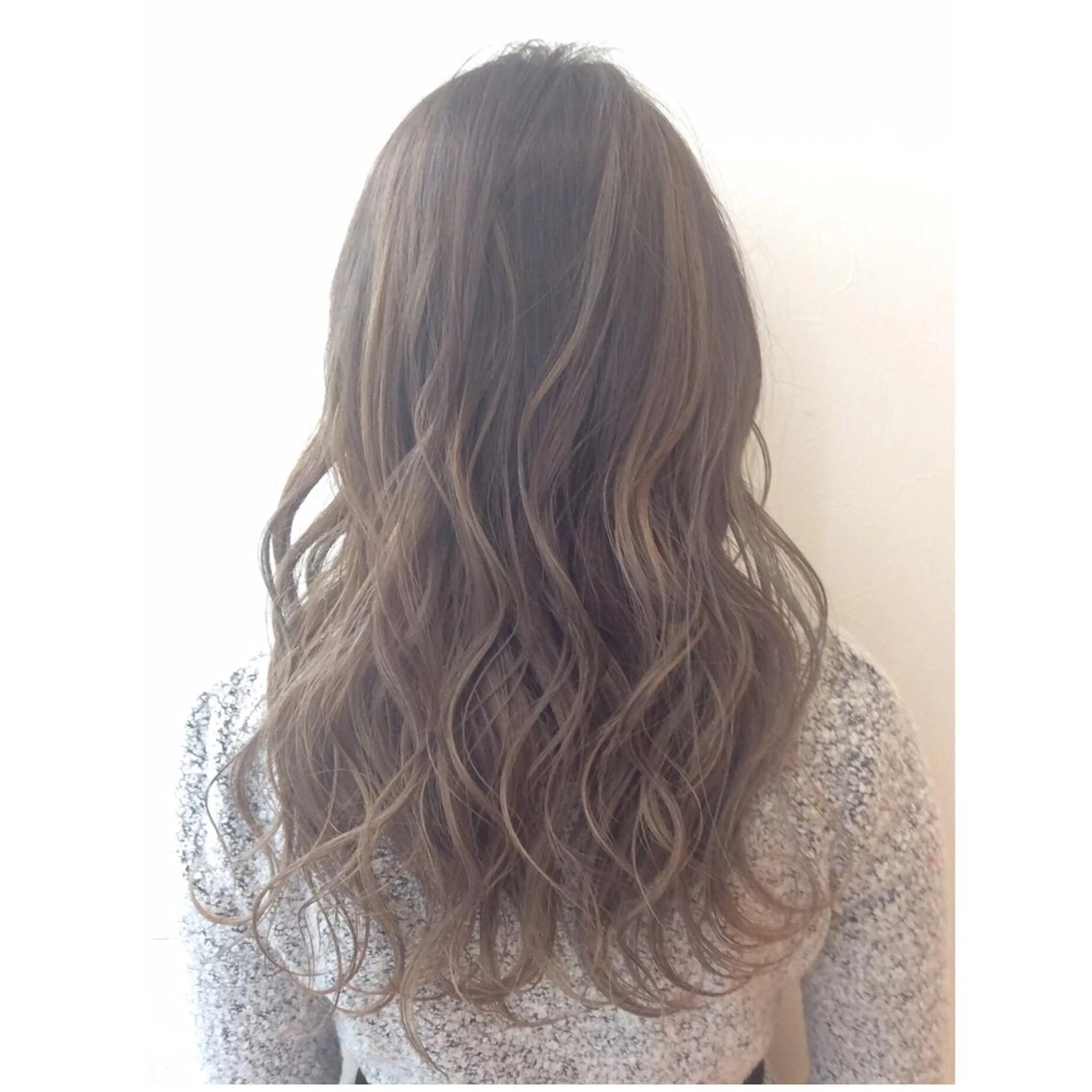 ミディアム セミロング ロング ハイライト TOMOYAレイヤー ブリーチ縮毛矯正のヘアスタイル