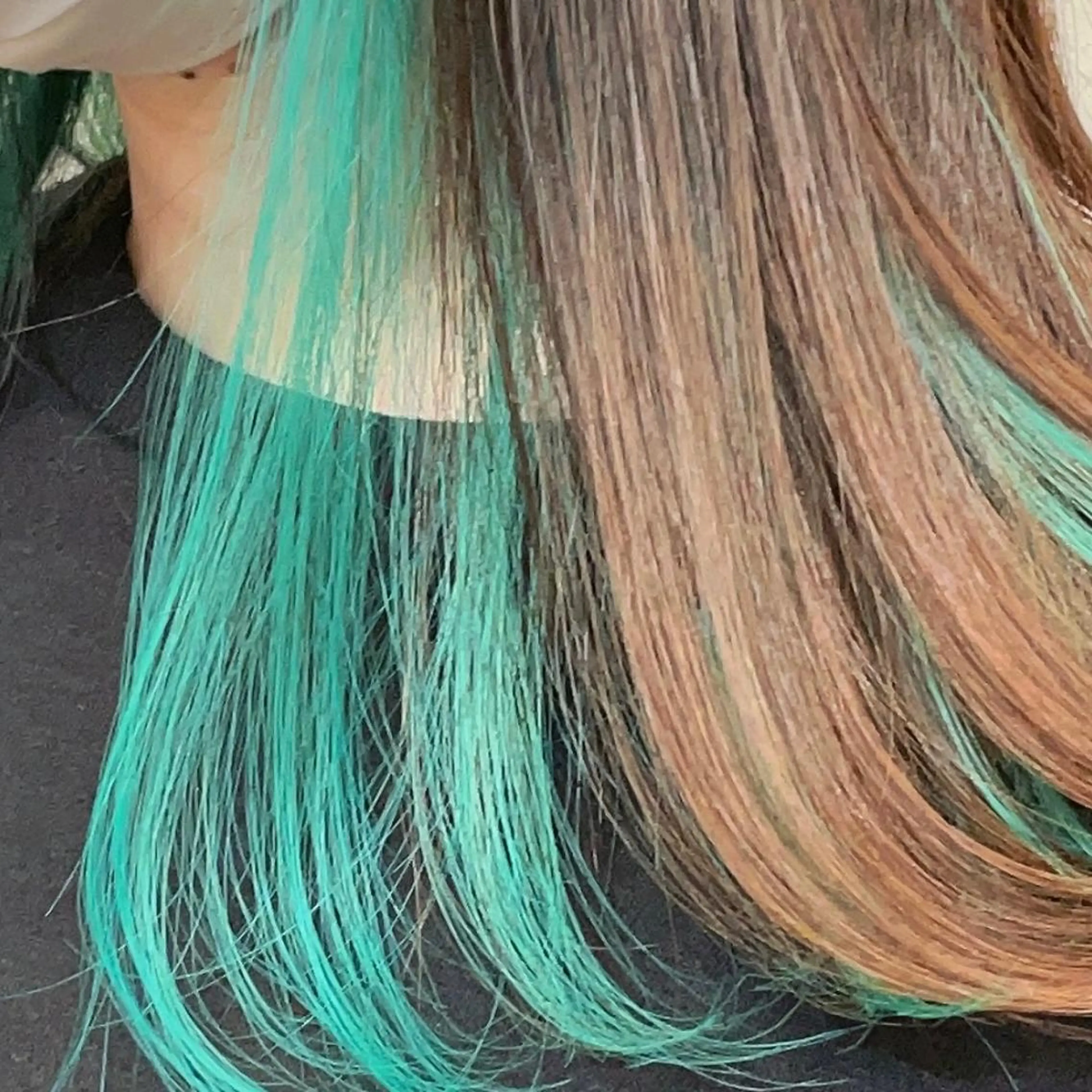 カラー エメラルドグリーン イシイ ハルナ 🤍のヘアスタイル