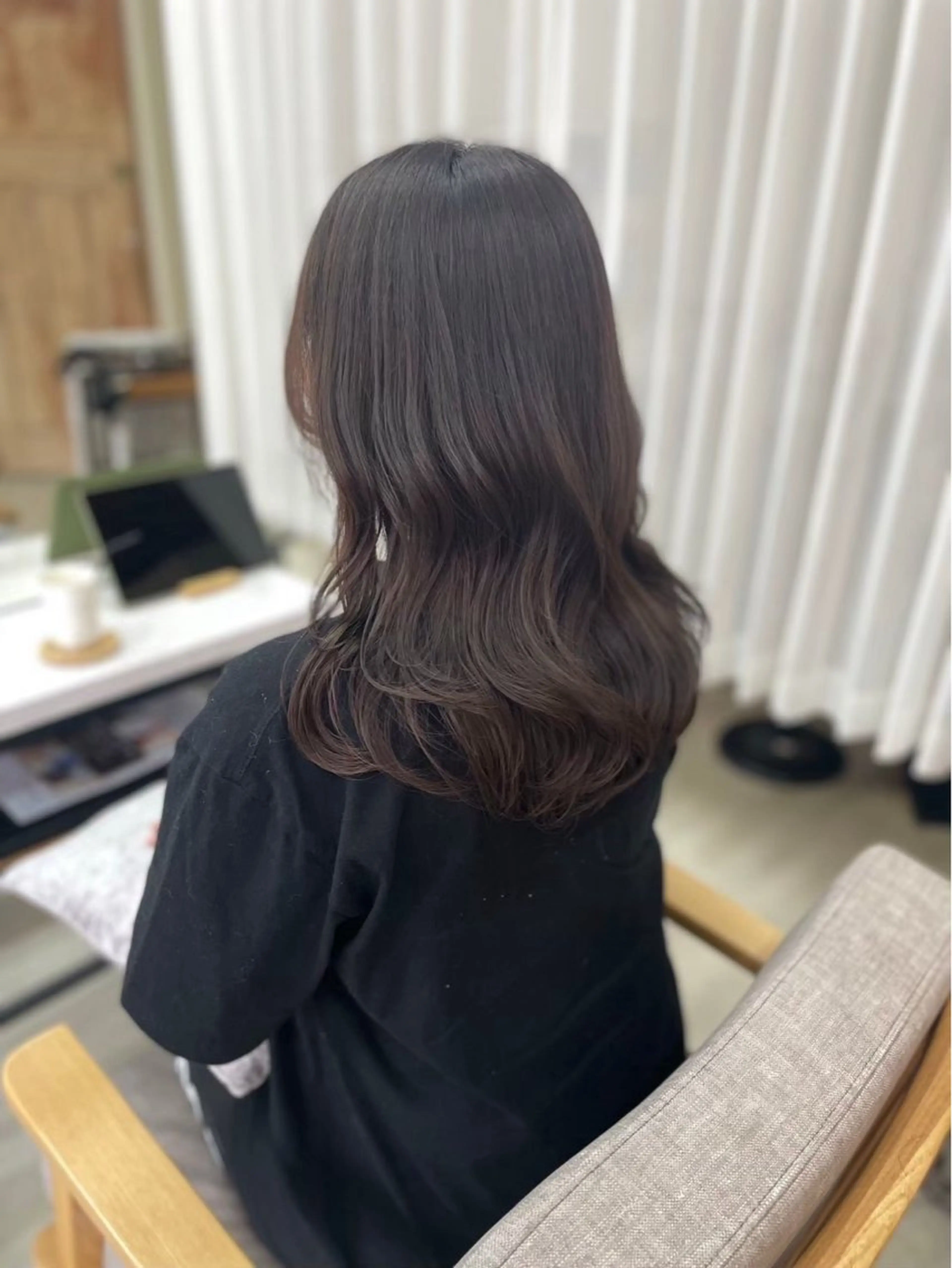 セミロング カラー ブリーチ 透明感カラー ブリーチなしカラー 市川 陽菜のヘアスタイル