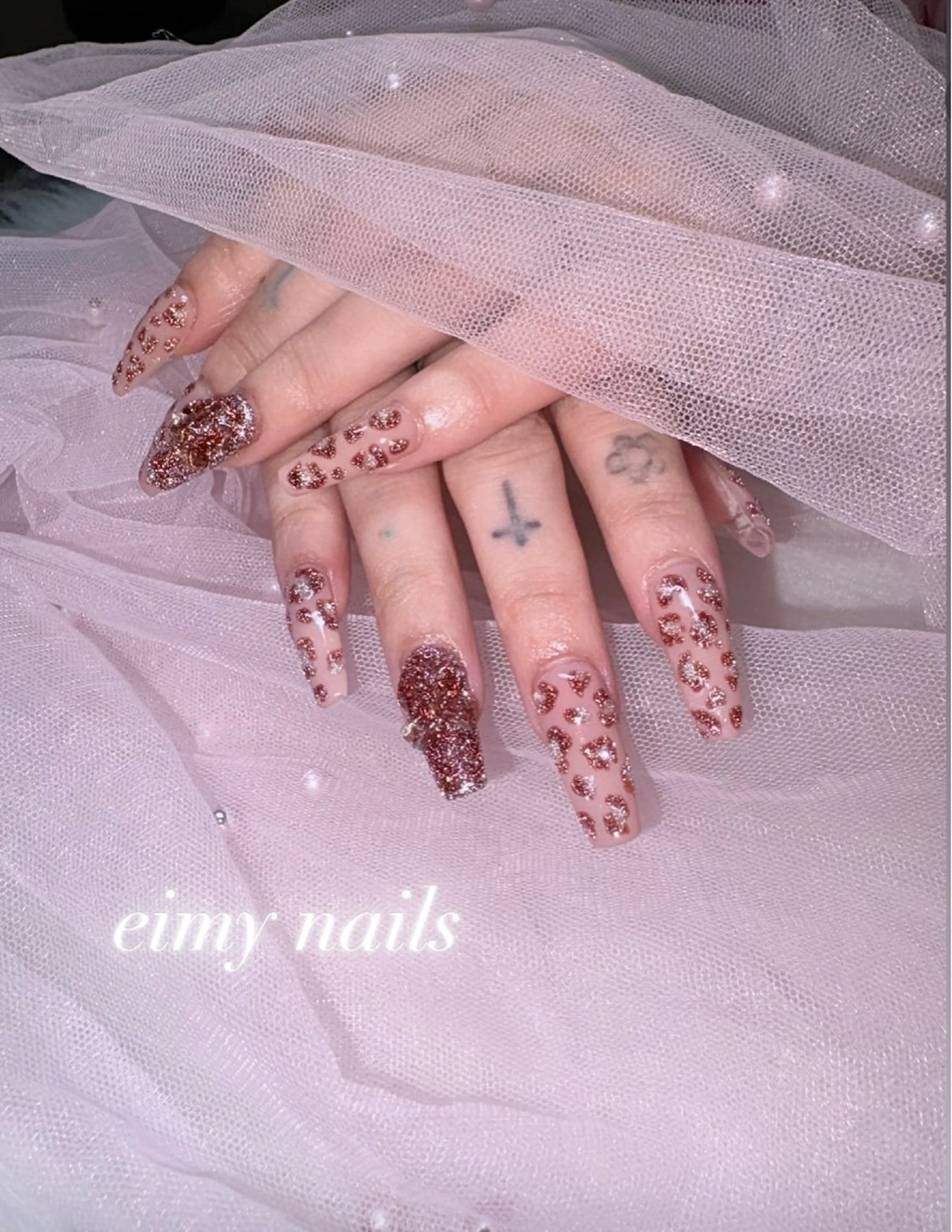 ネイル アニマル柄 フラッシュネイル ラメ(グリッター) ロングネイル ピンク ハンドネイル 🤍eimy nails🤍所属・eimy nails♡のネイルデザイン