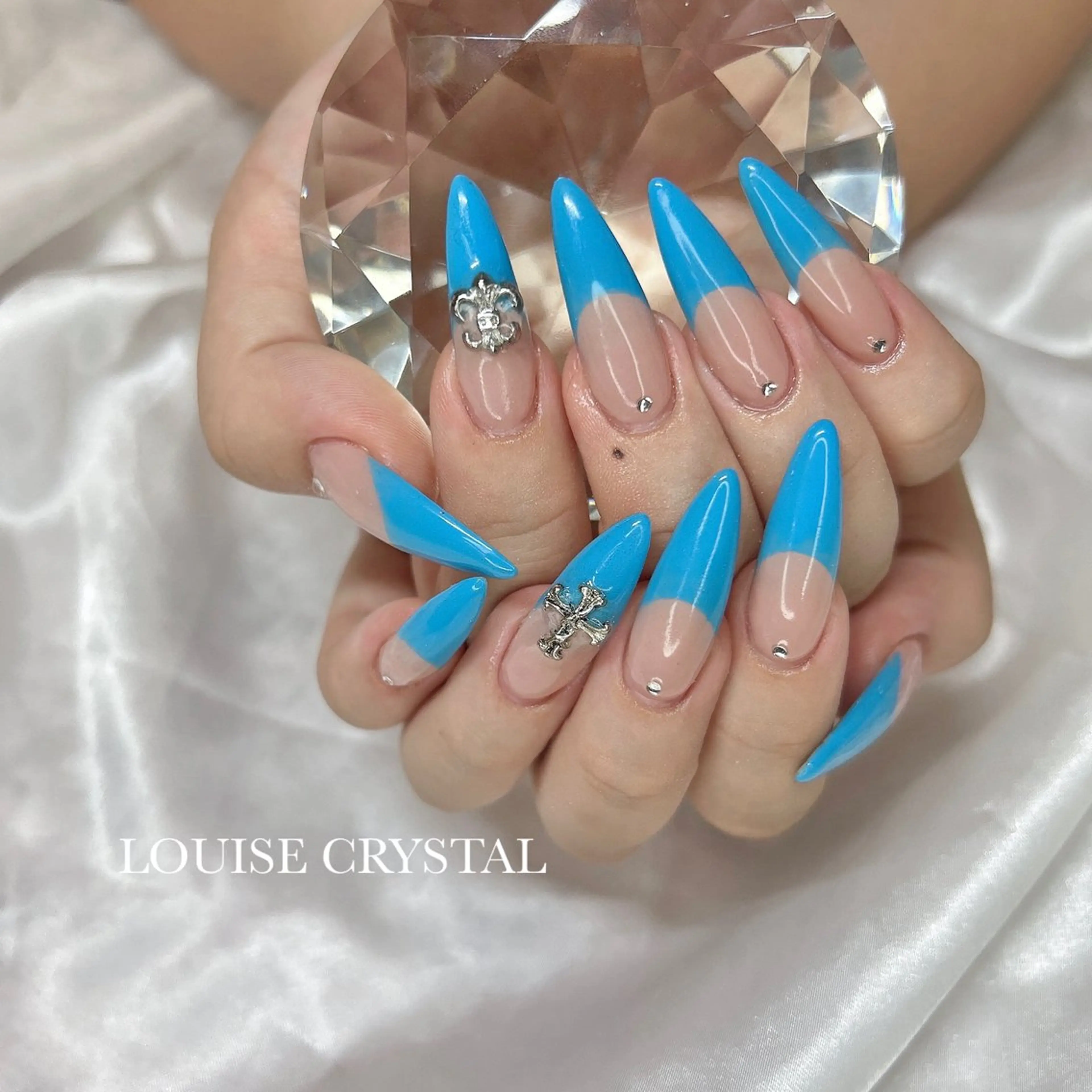 ネイル ハンドネイル LOUISE CRYSTALのネイルデザイン