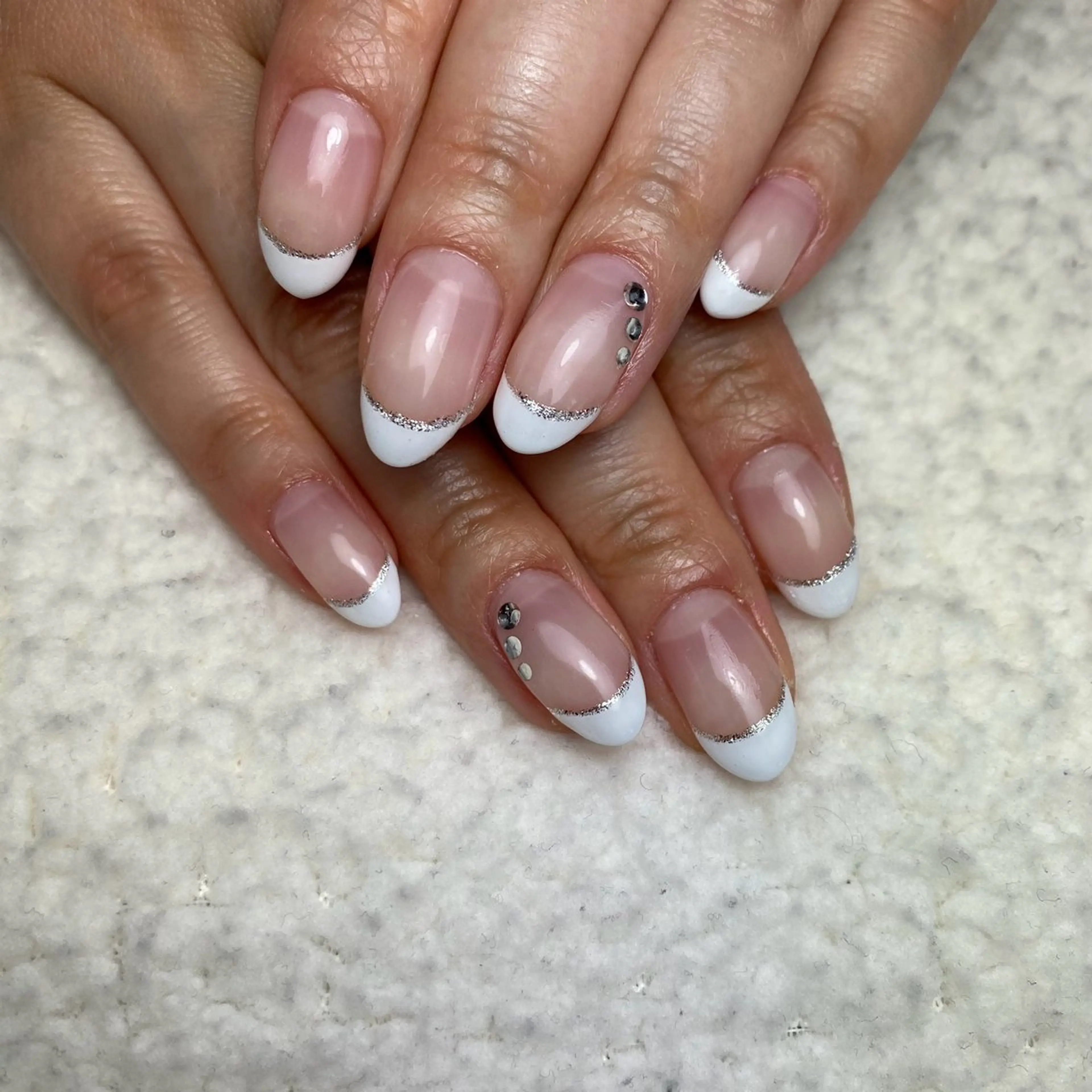 ネイル フレンチネイル シンプルネイル ホワイト ハンドネイル COCO+所属・COCO +のエステ・リラクイメージ