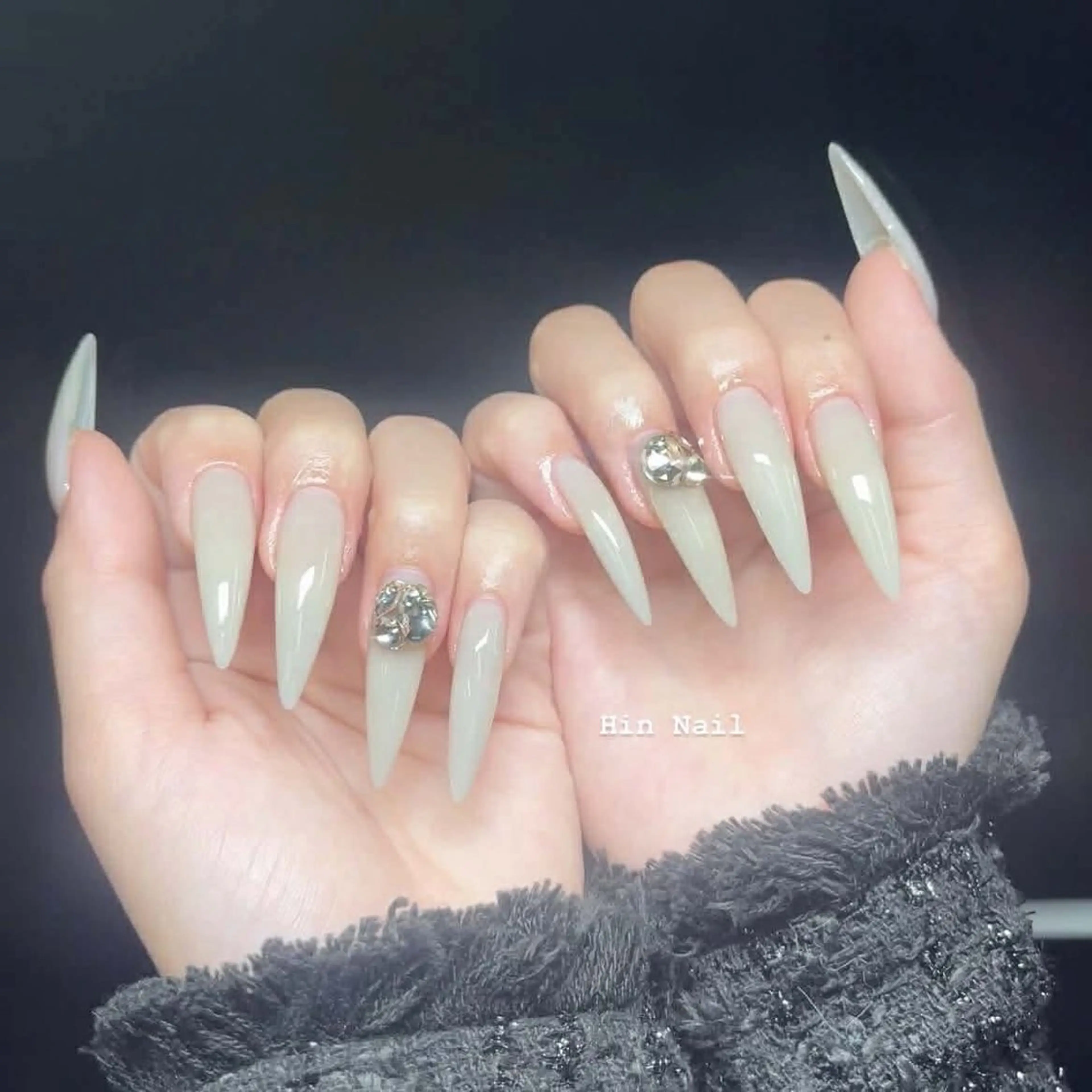 ネイル ボルドー チークネイル フレンチネイル グラデーション キラキラネイル ハンドネイル Hin  Nail所属・Hin Nail Salonのネイルデザイン