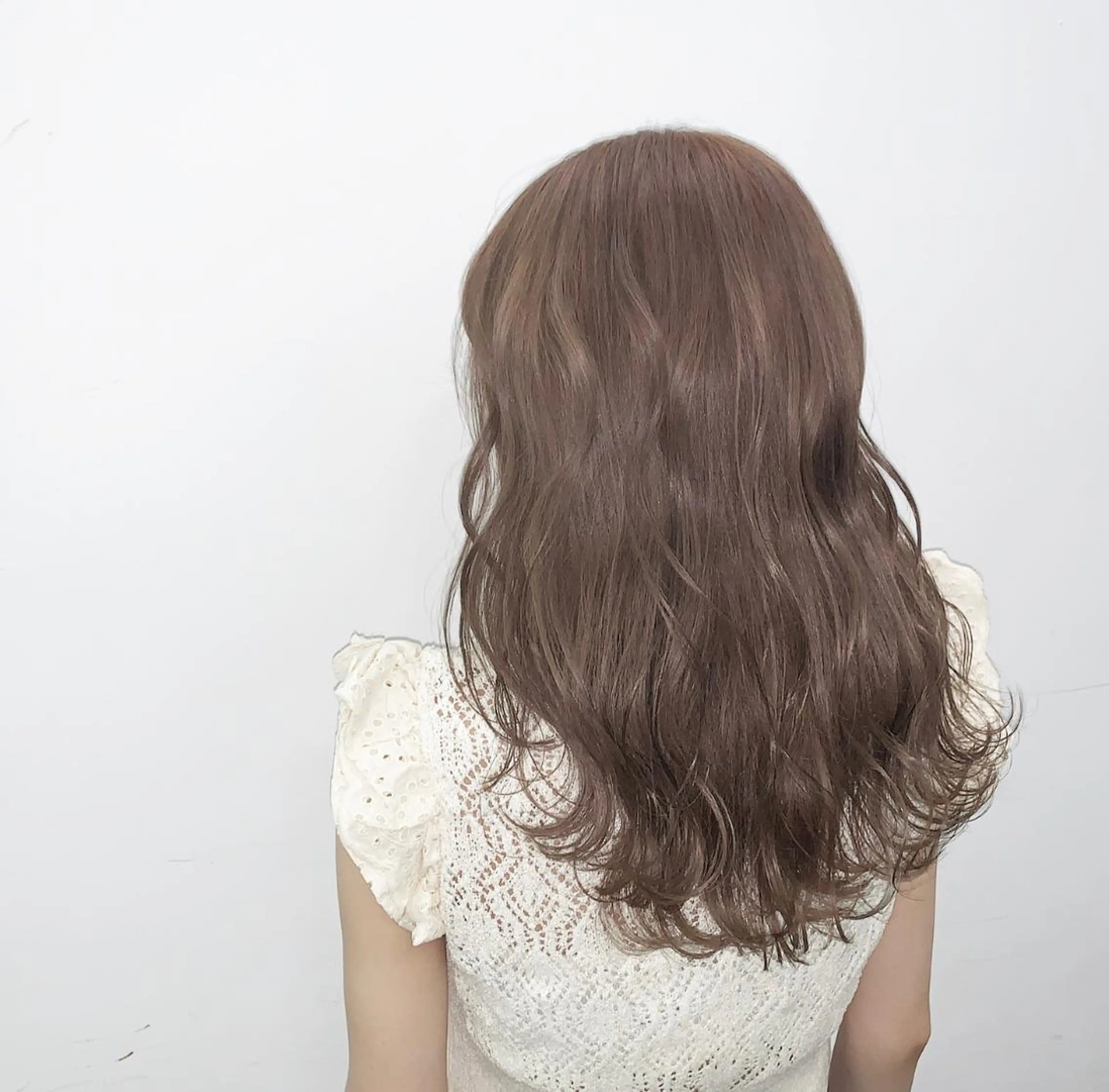 セミロング カラー ブリーチ グレージュ ミルクティーグレージュ ブリーチソムリエ認定 梅田茶屋町Eir辻のヘアスタイル