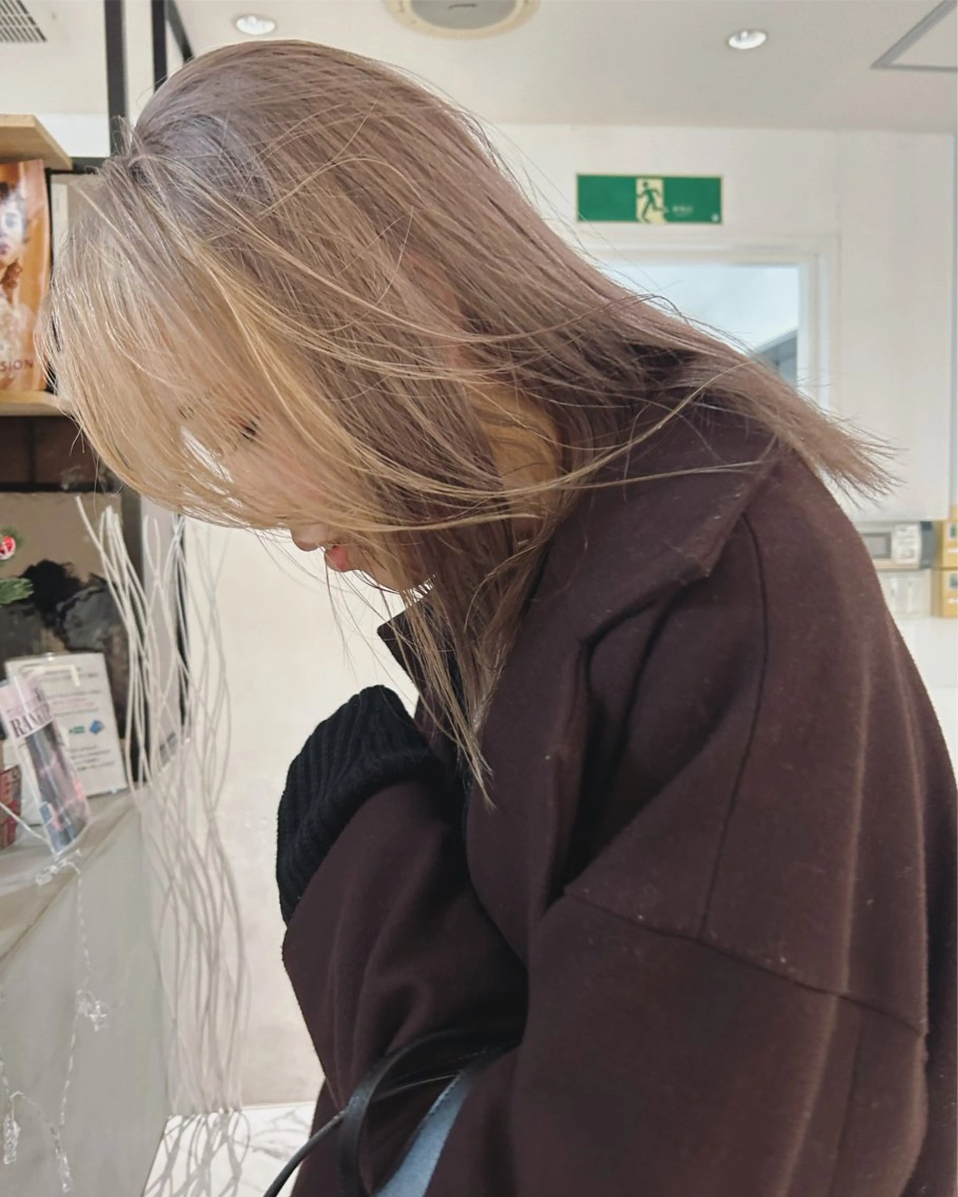 ミディアム カラー ベージュカラー ブリーチ ブロンド ツートーンカラー カット ヘアカラー トリートメント Loom.所属・村上雅人 ナチュラルモードのヘアスタイル