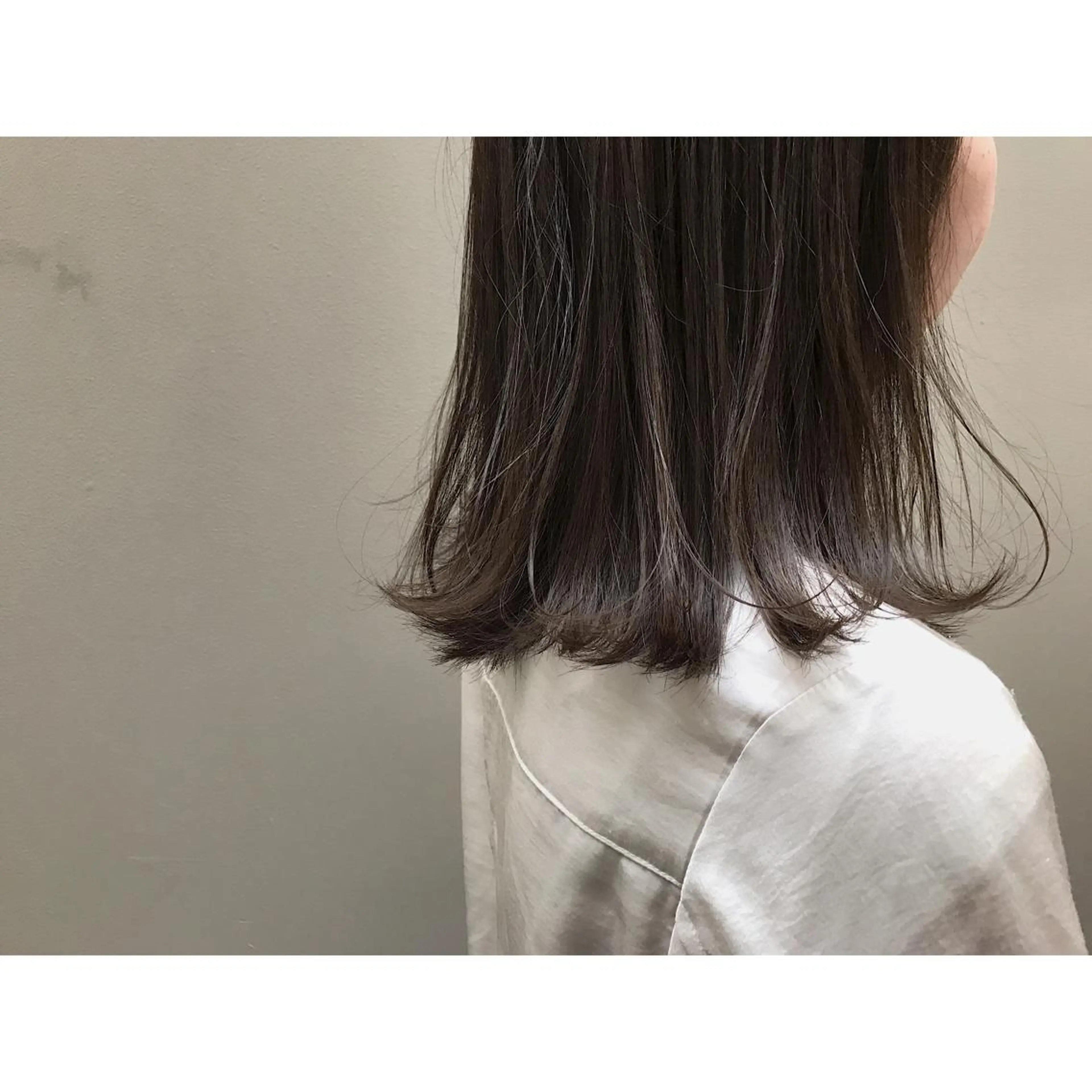 ミディアム セミロング カラー グレージュ イルミナカラー オリーブカラー オリーブグレージュ オリーブグレー 日々所属・谷 大地のヘアスタイル