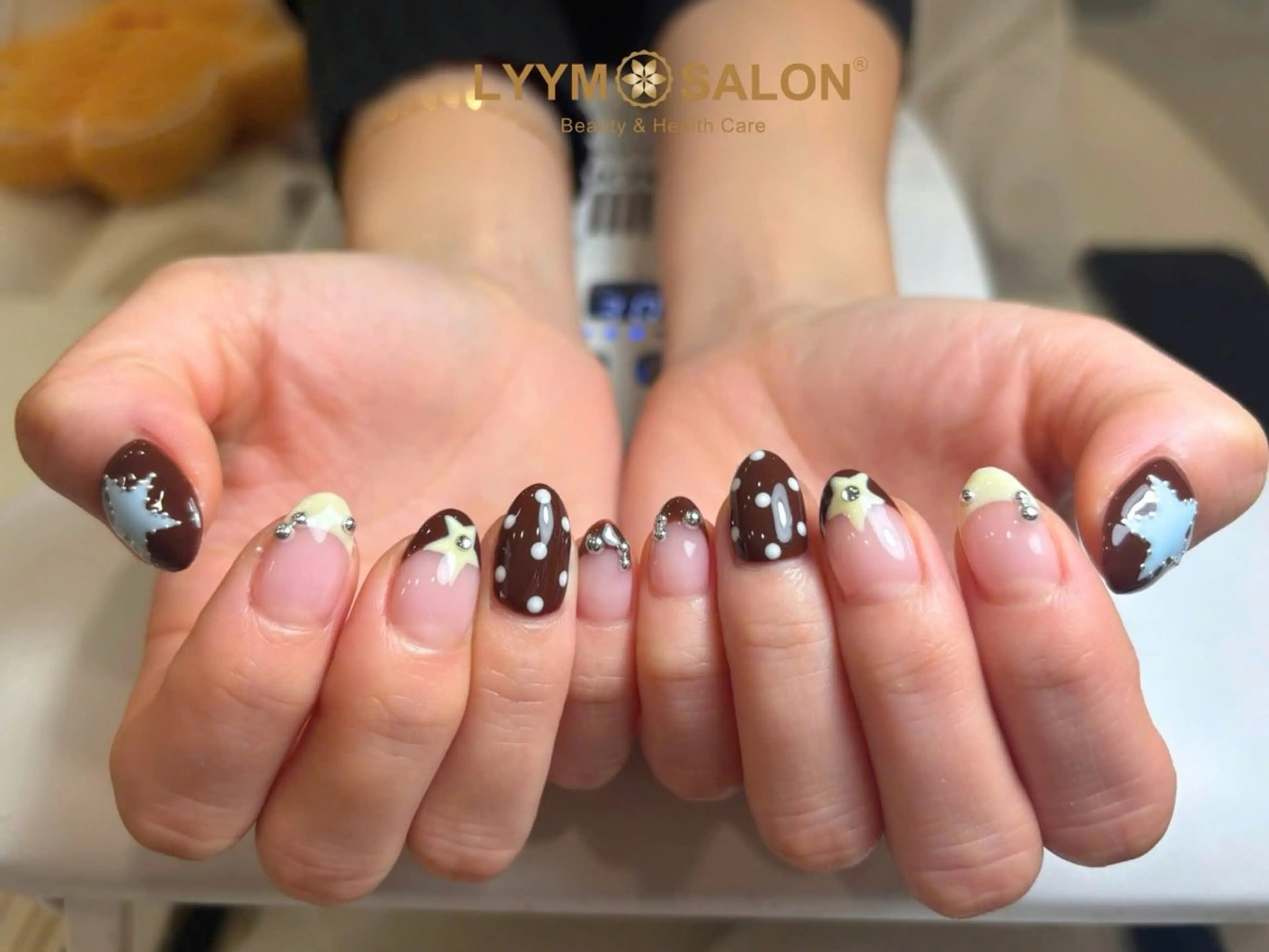 ネイル ブラウン ドット ハート 韓国ネイル シンプルネイル ハンドネイル LYYM Salonのネイルデザイン