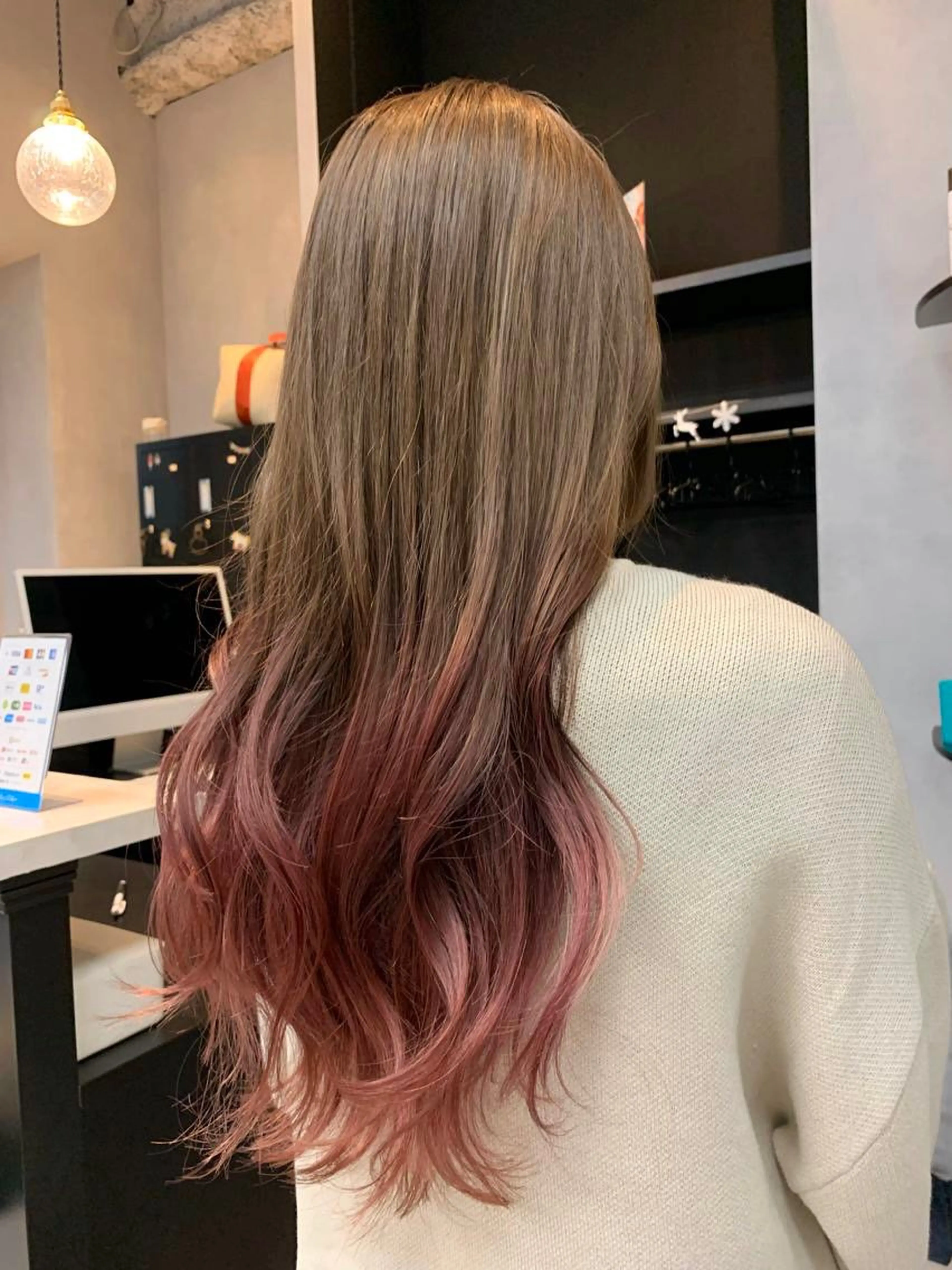 ロング カラー グラデーションカラー ピンクカラー レッドカラー カット ヘアカラー tomoka 推しカラーのヘアスタイル