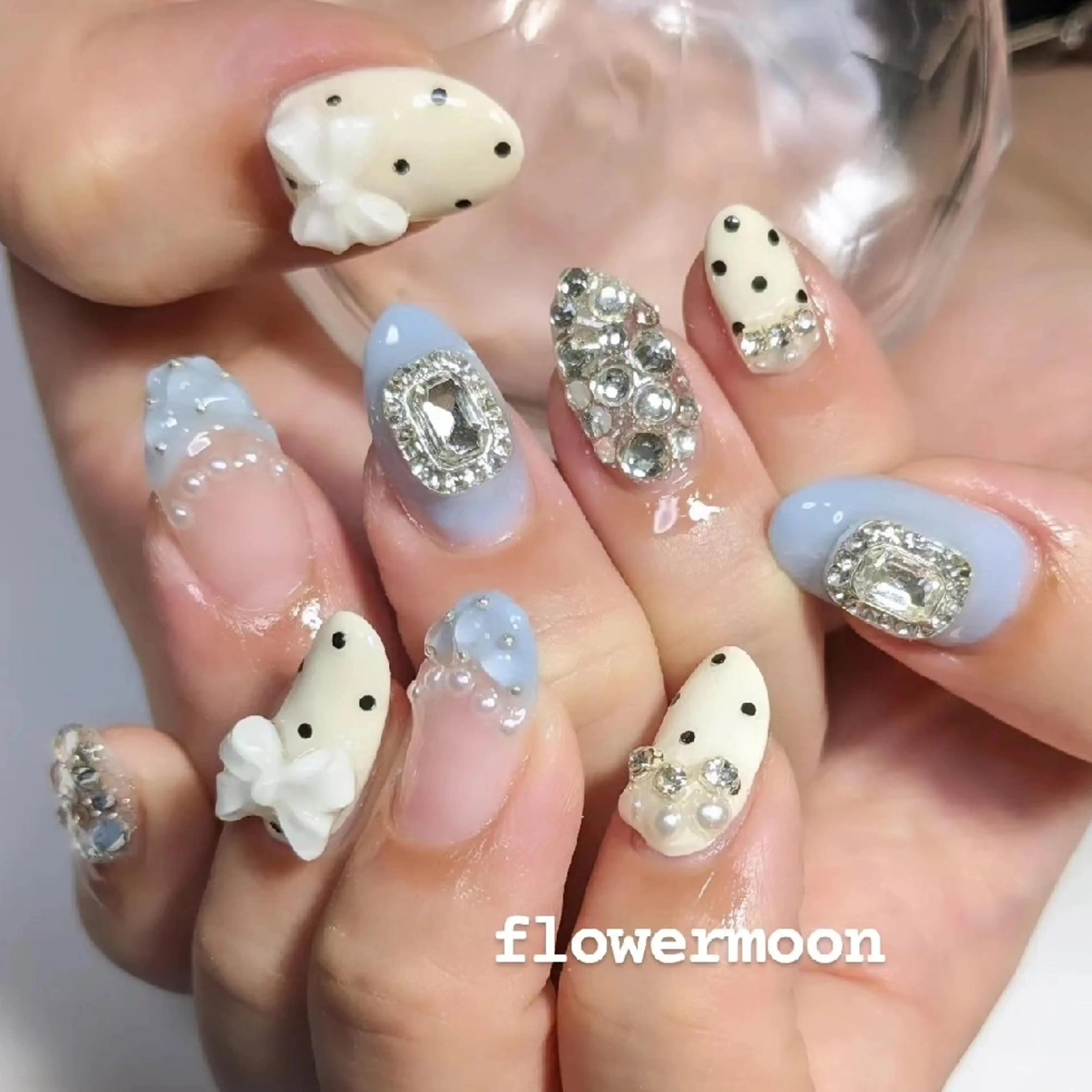 ネイル ドット フレンチネイル フラワー ムーンのネイルデザイン