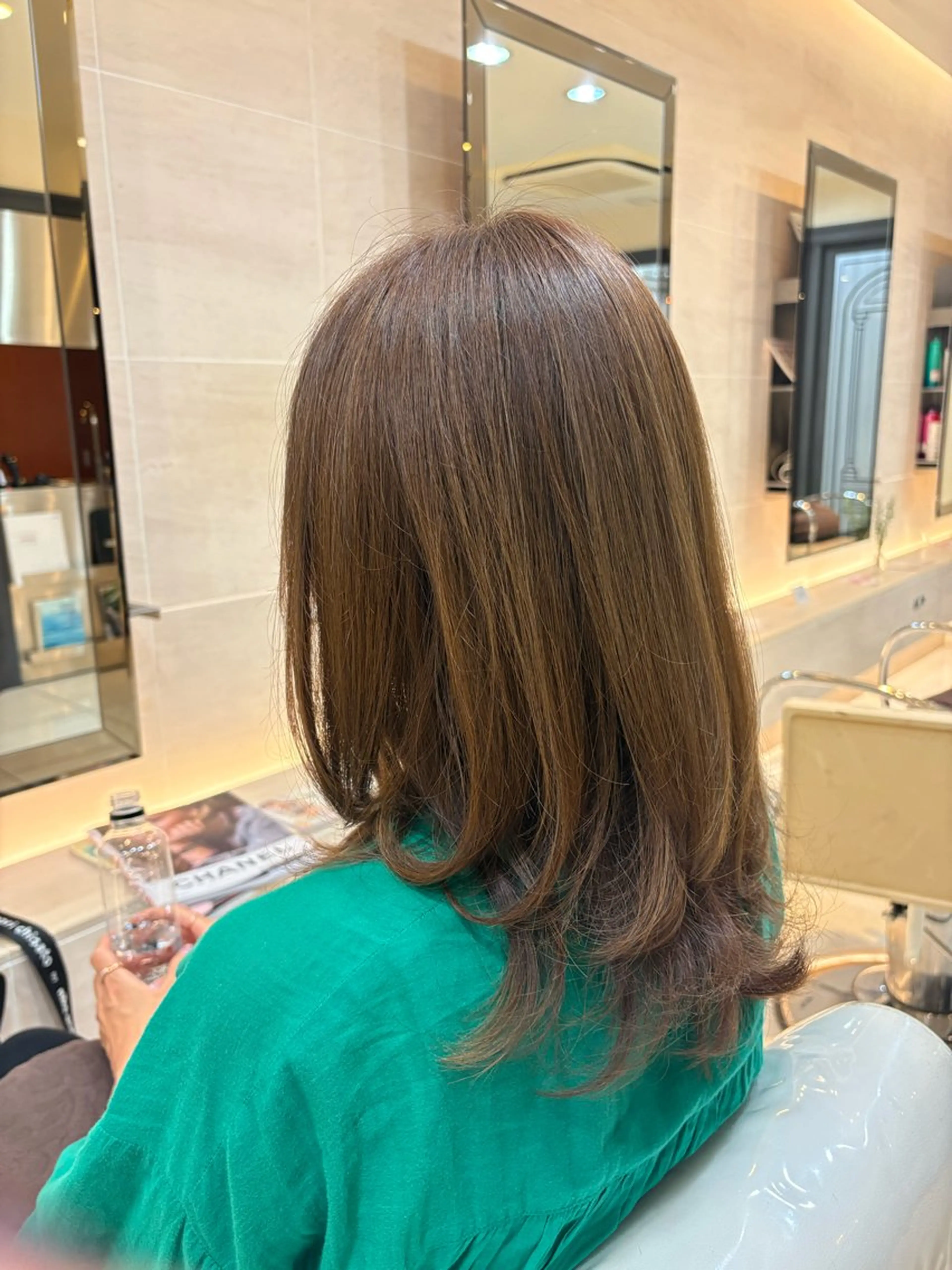 セミロング カラー 坂田 愛彩萌のヘアスタイル