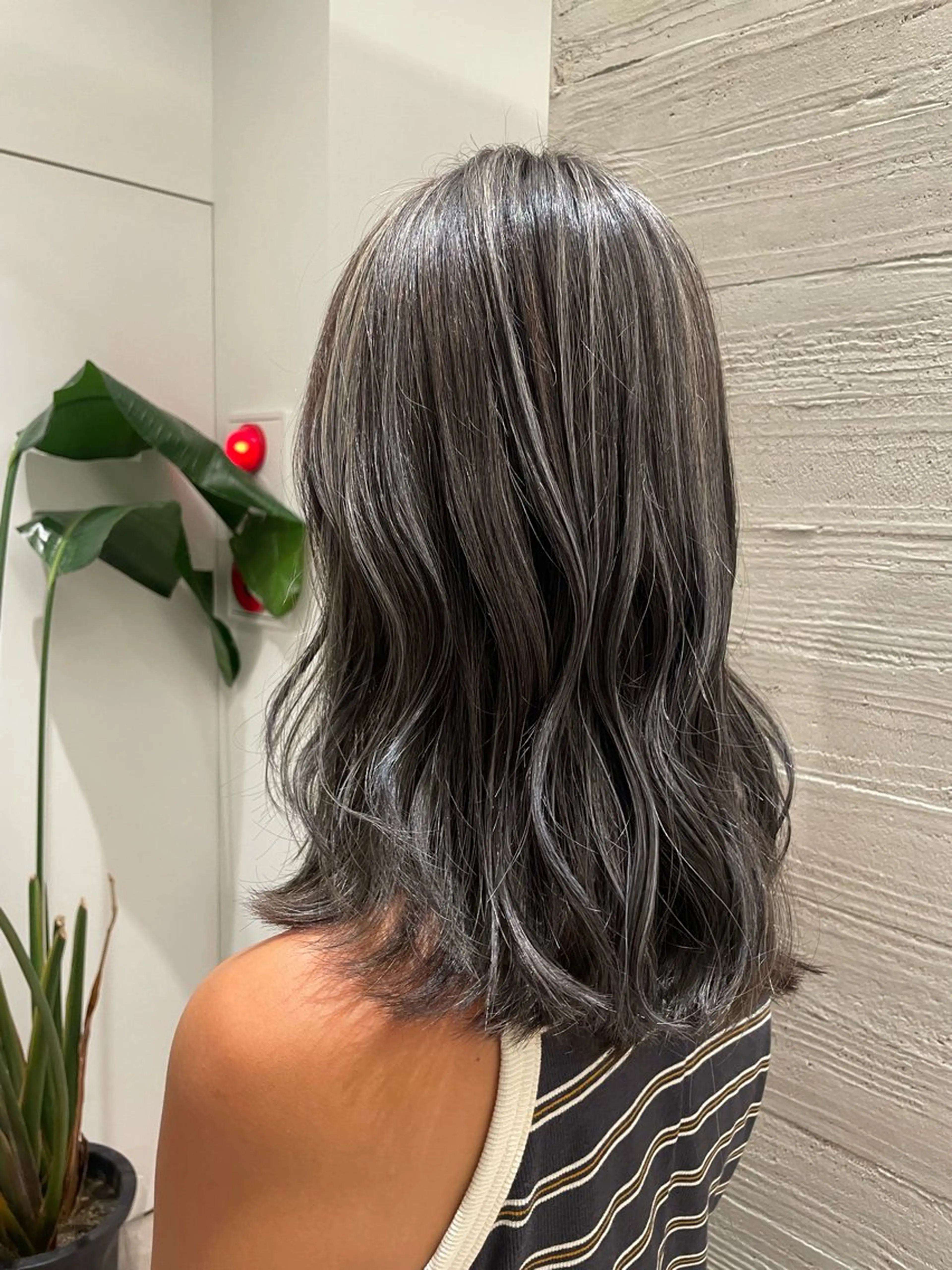 セミロング ハイライト NEST by chord （ネストバイコード）所属・🤍関根 朋香🤍のヘアスタイル