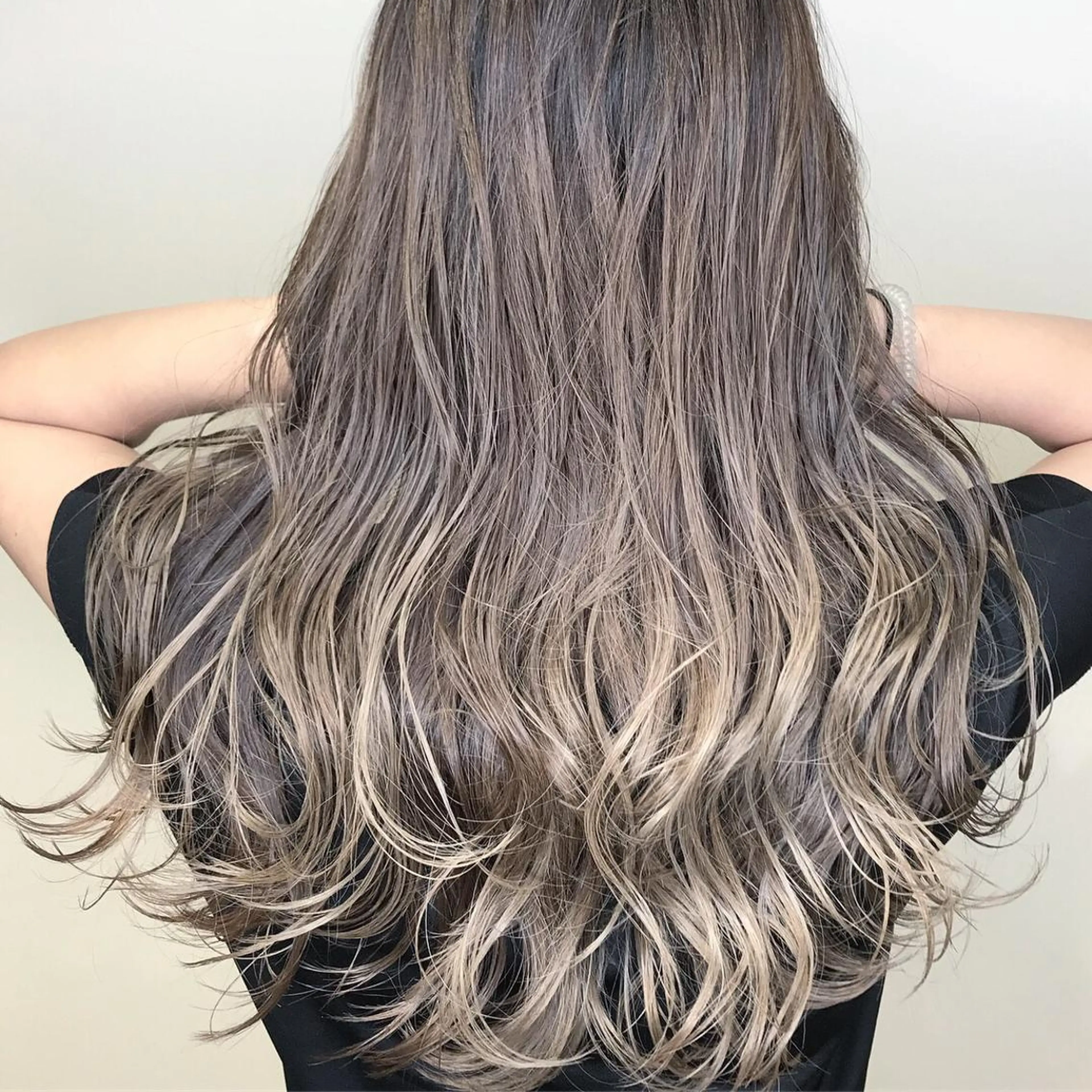 ロング カラー アッシュ ベージュカラー ブリーチ グラデーションカラー ハイライトカラー AMI Hair  supply所属・髪質改善カラー 韓国風レイヤーのヘアスタイル