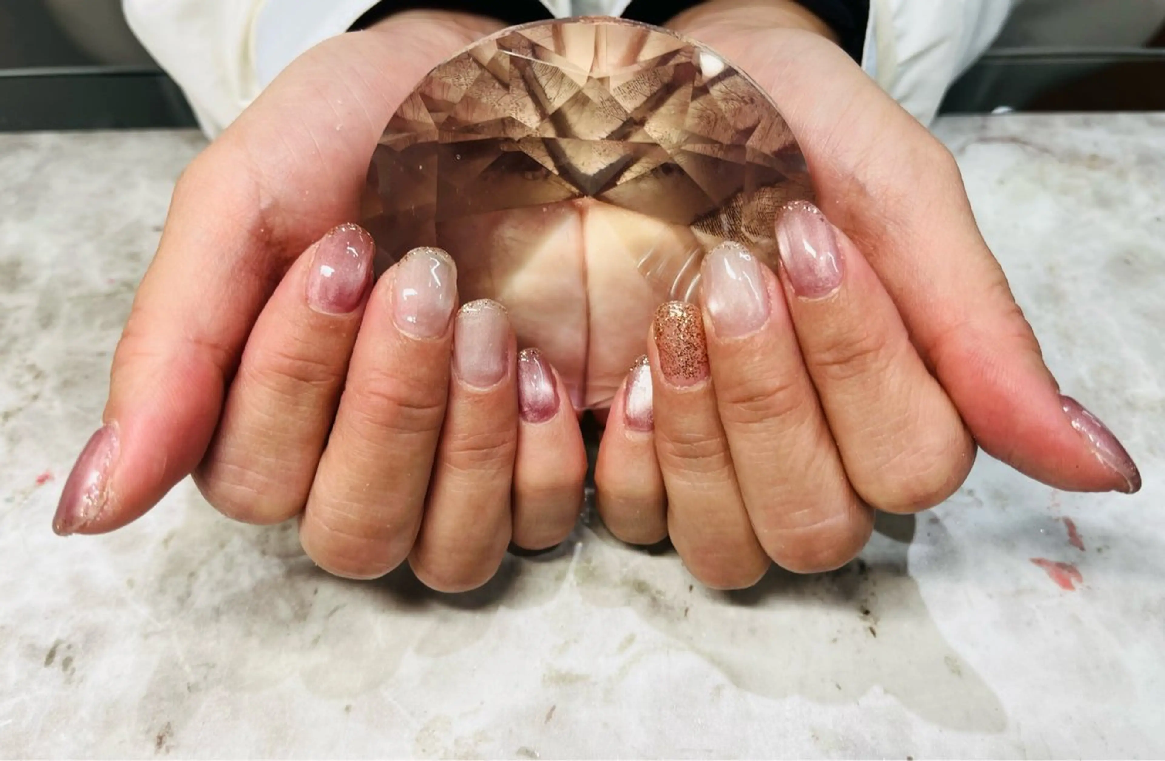 ネイル ラメ(グリッター) マグネットネイル オフィスネイル ピンク ホワイト ハンドネイル Nail ecxia ／Reikaのネイルデザイン