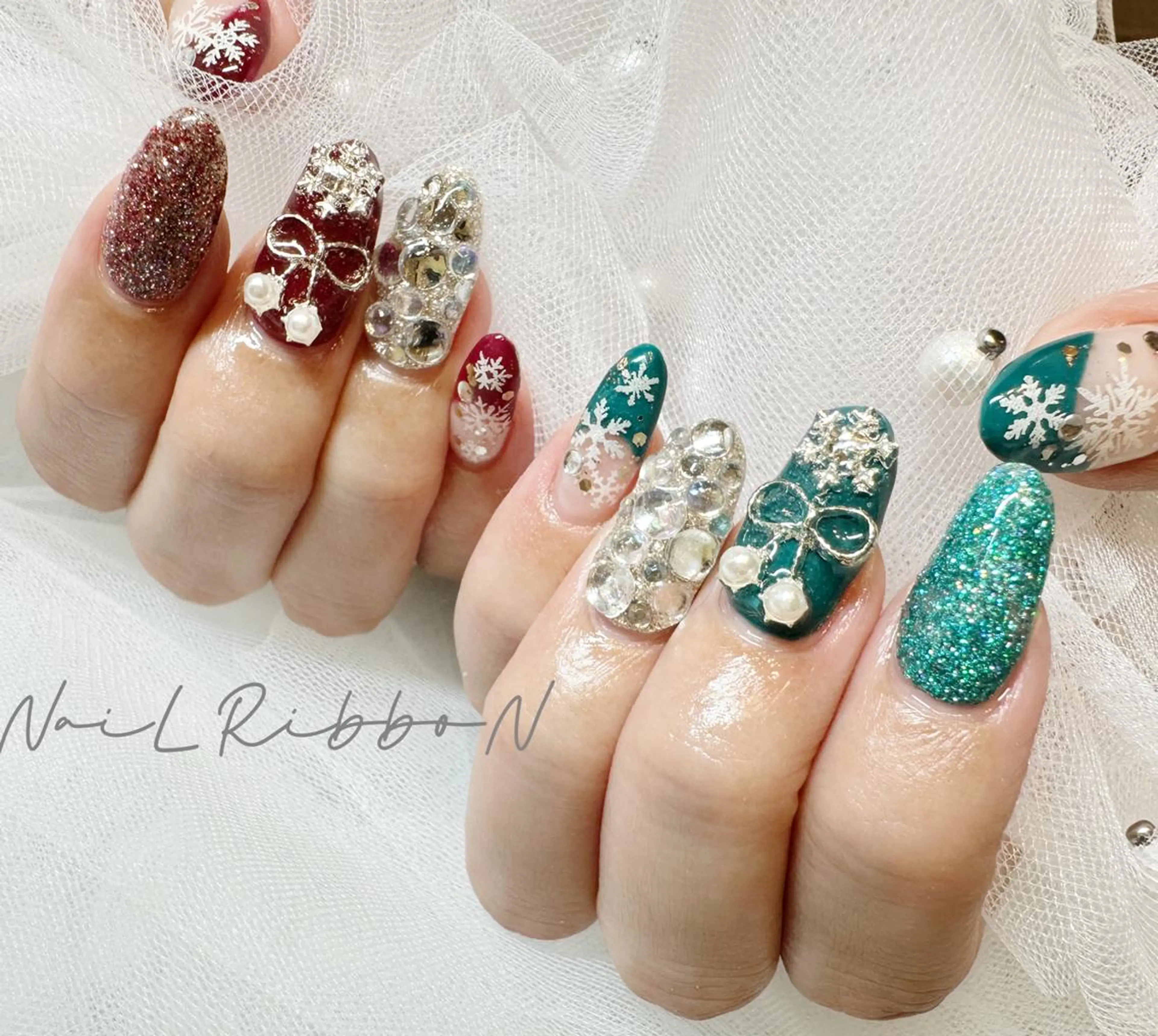 ネイル オーロラネイル 長さ出し フレンチネイル ガーリー キラキラネイル ネイルリボン 受付スタッフのネイルデザイン