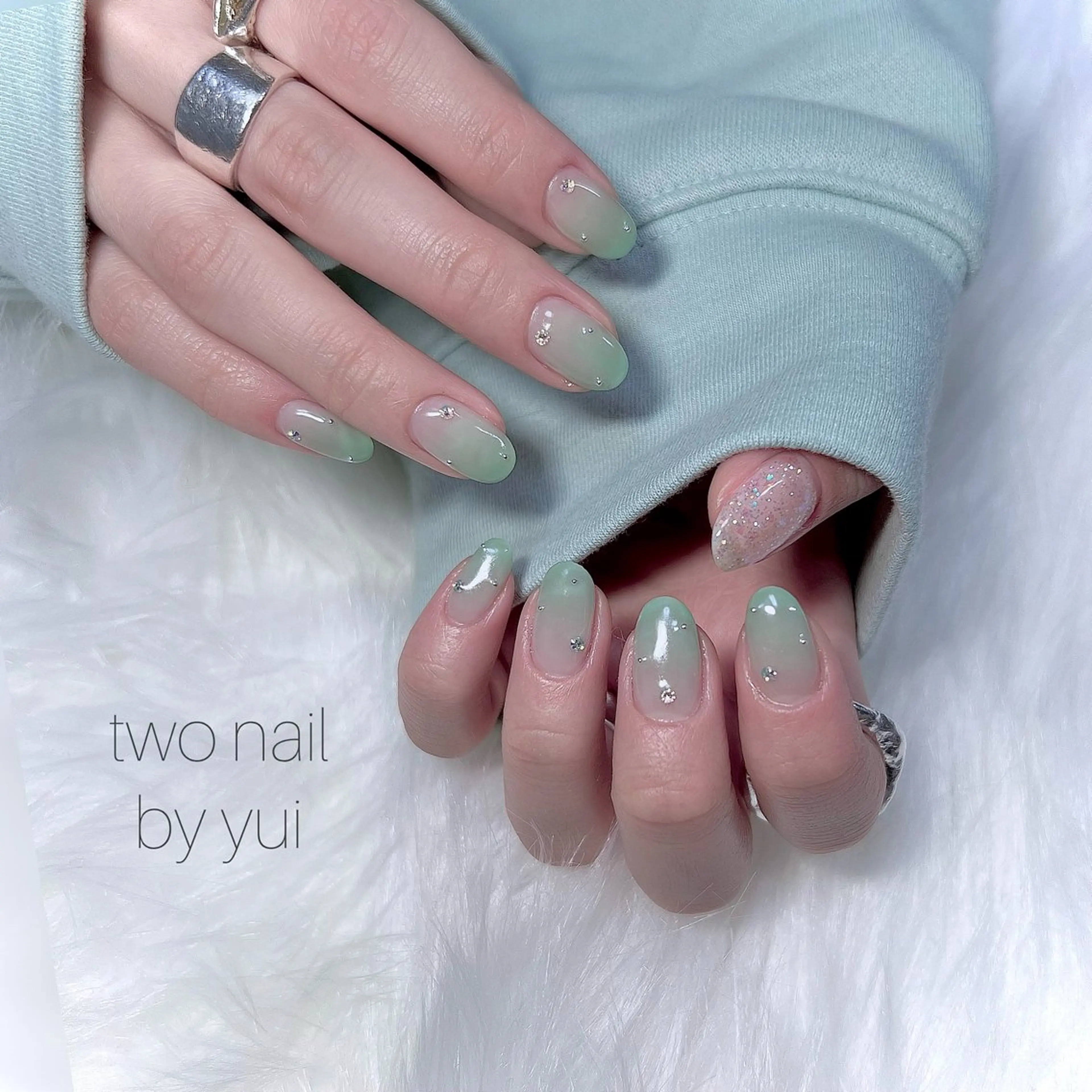 ネイル オーロラネイル キラキラネイル ネイルチップ ホワイト ハンドネイル two nailのネイルデザイン