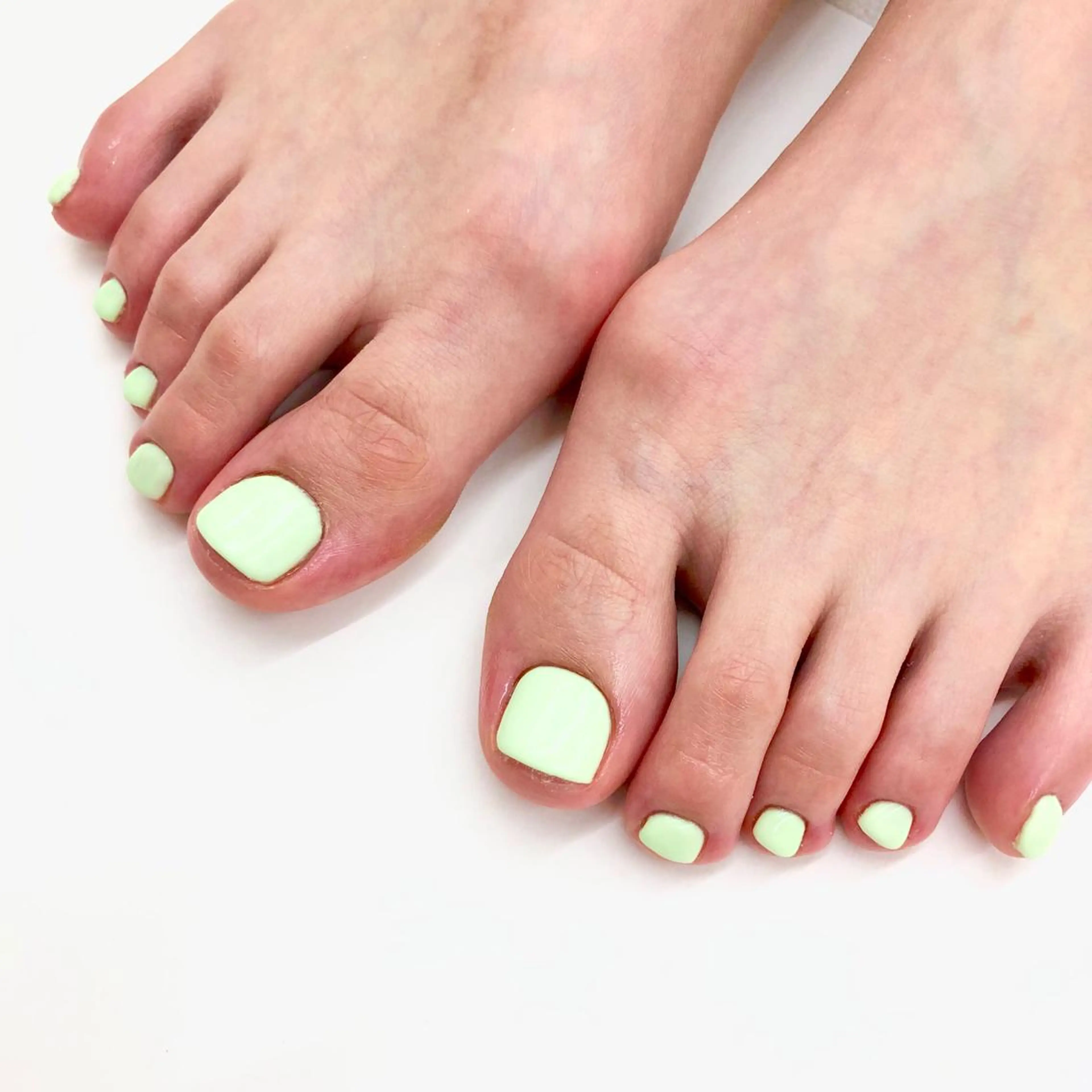 ネイル グリーン 春ネイル フットネイル Minami 🍓のネイルデザイン