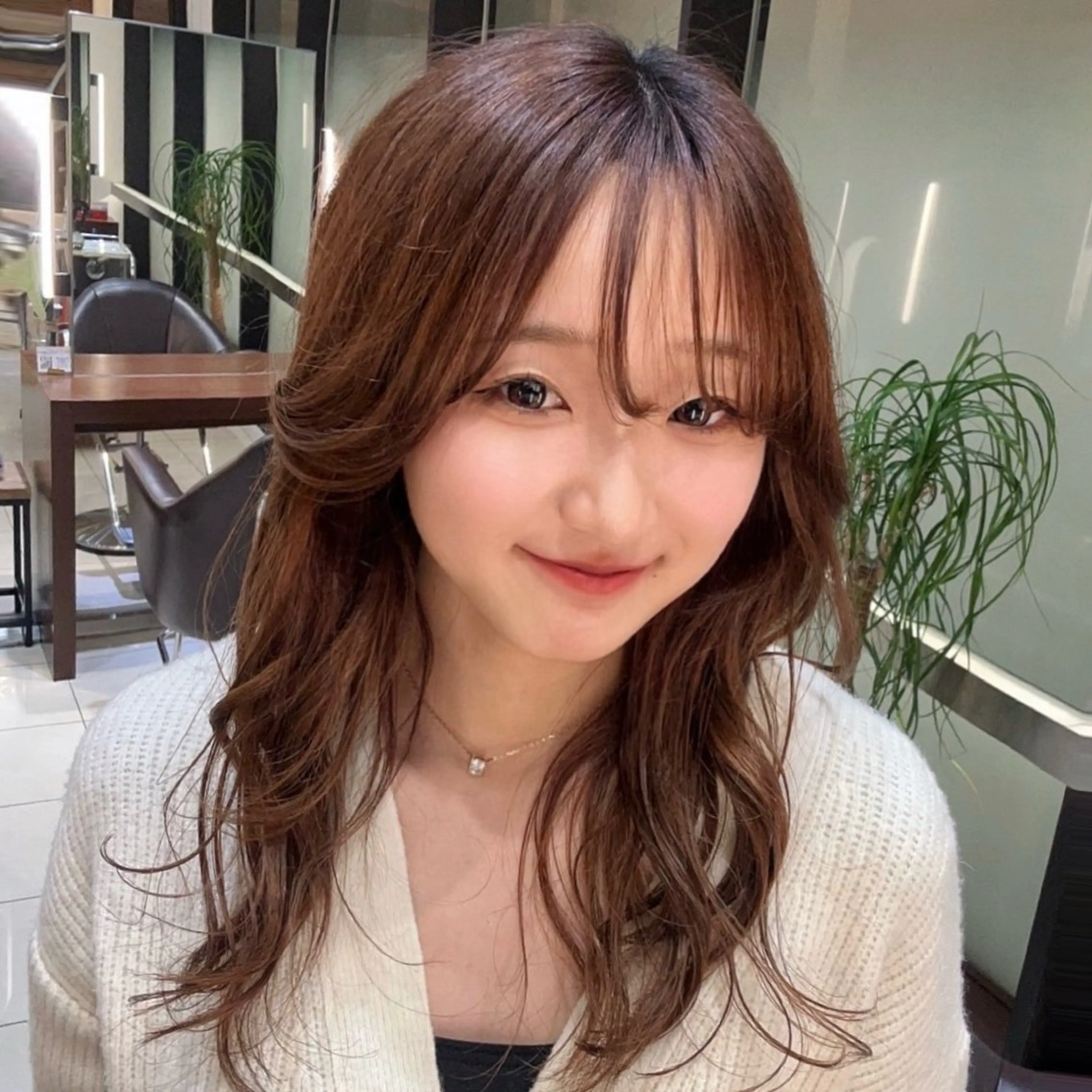 セミロング くびれヘア 顔周りカット 韓国風ヘア レイヤーカット WACHI AYATOのヘアスタイル