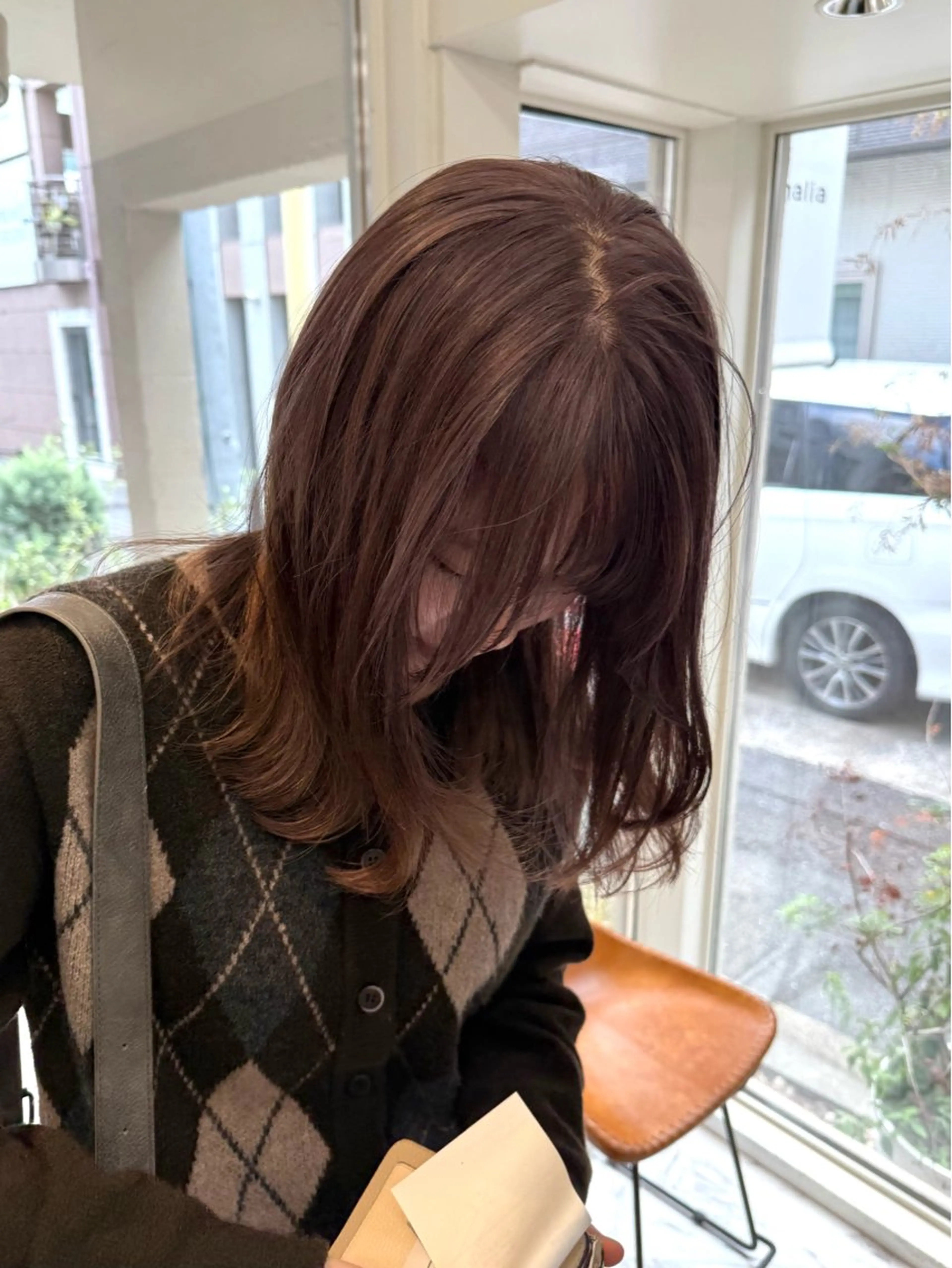 セミロング カラー ミルクティー× グレージュMOMOのヘアスタイル