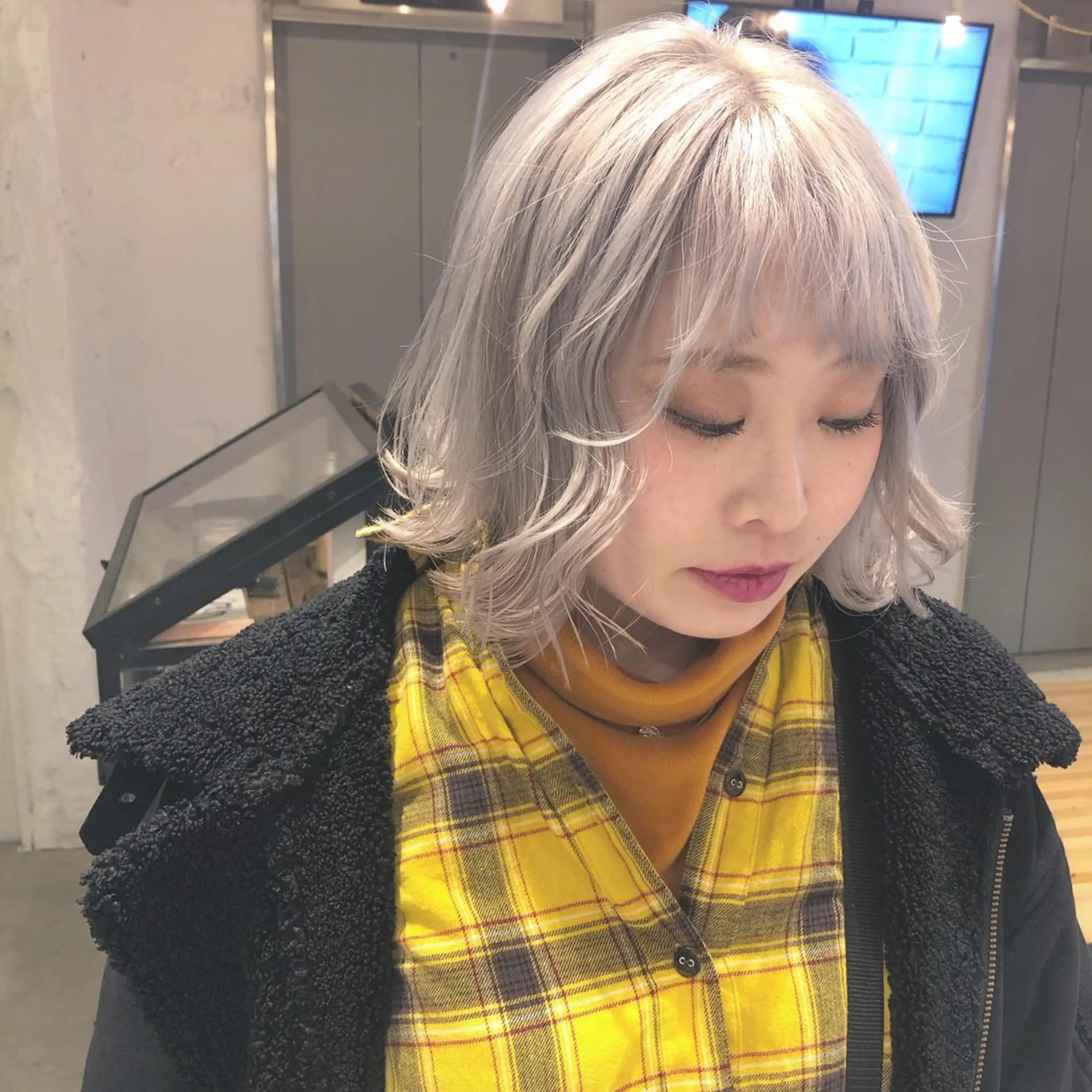 セミロング カラー シルバー ホワイトシルバー ORIKA 美容室のヘアスタイル