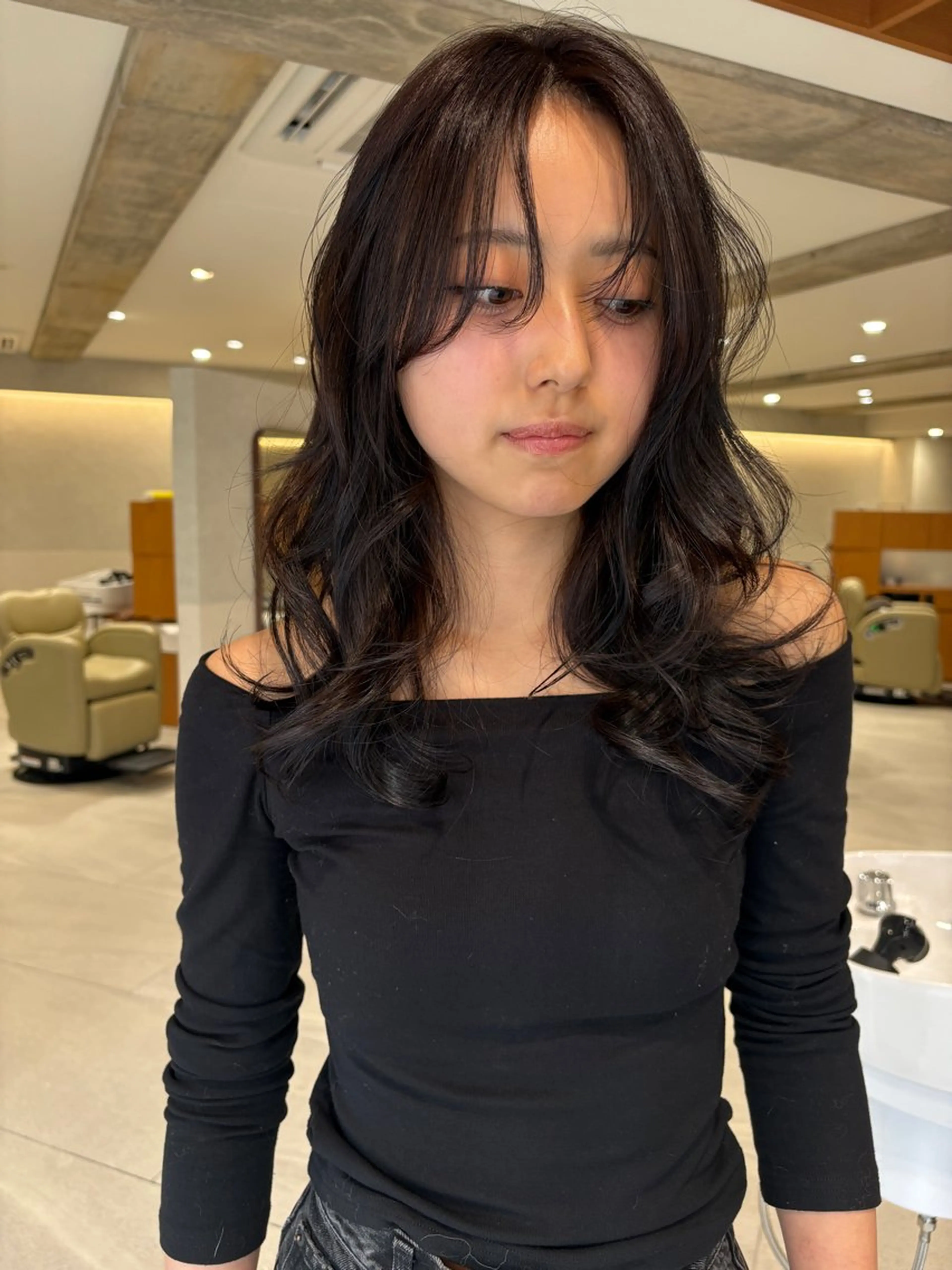 ミディアム 顔周りカット 似合わせカット ヘアカラー 梅田/レイヤーカット /ミルクティーカラーのヘアスタイル