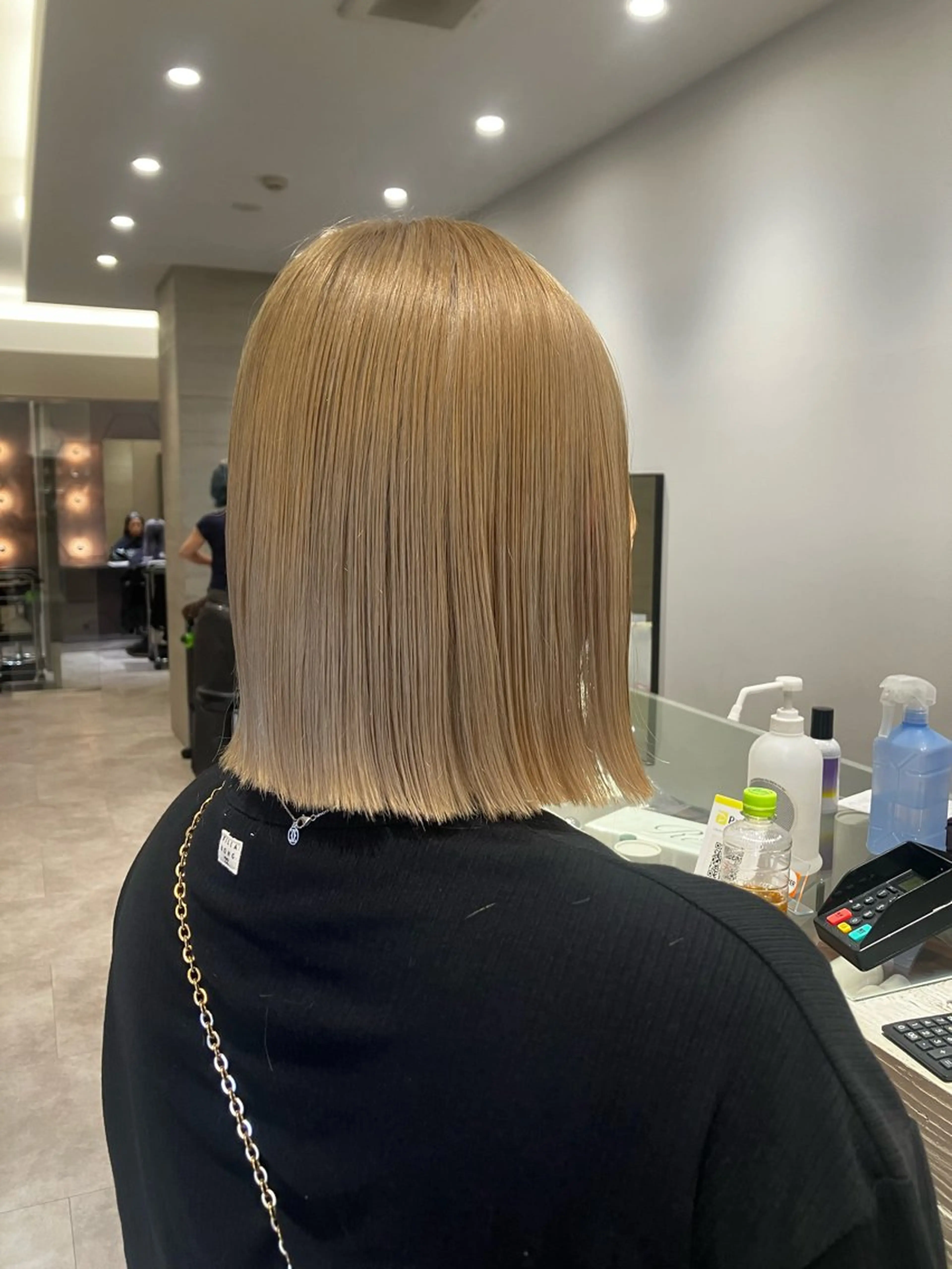 ショート カラー ブリーチ 抜きっぱなしブロンド NEST by chord所属・サキ🤍ハイトーン 🩰くびれ巻きヘアのヘアスタイル