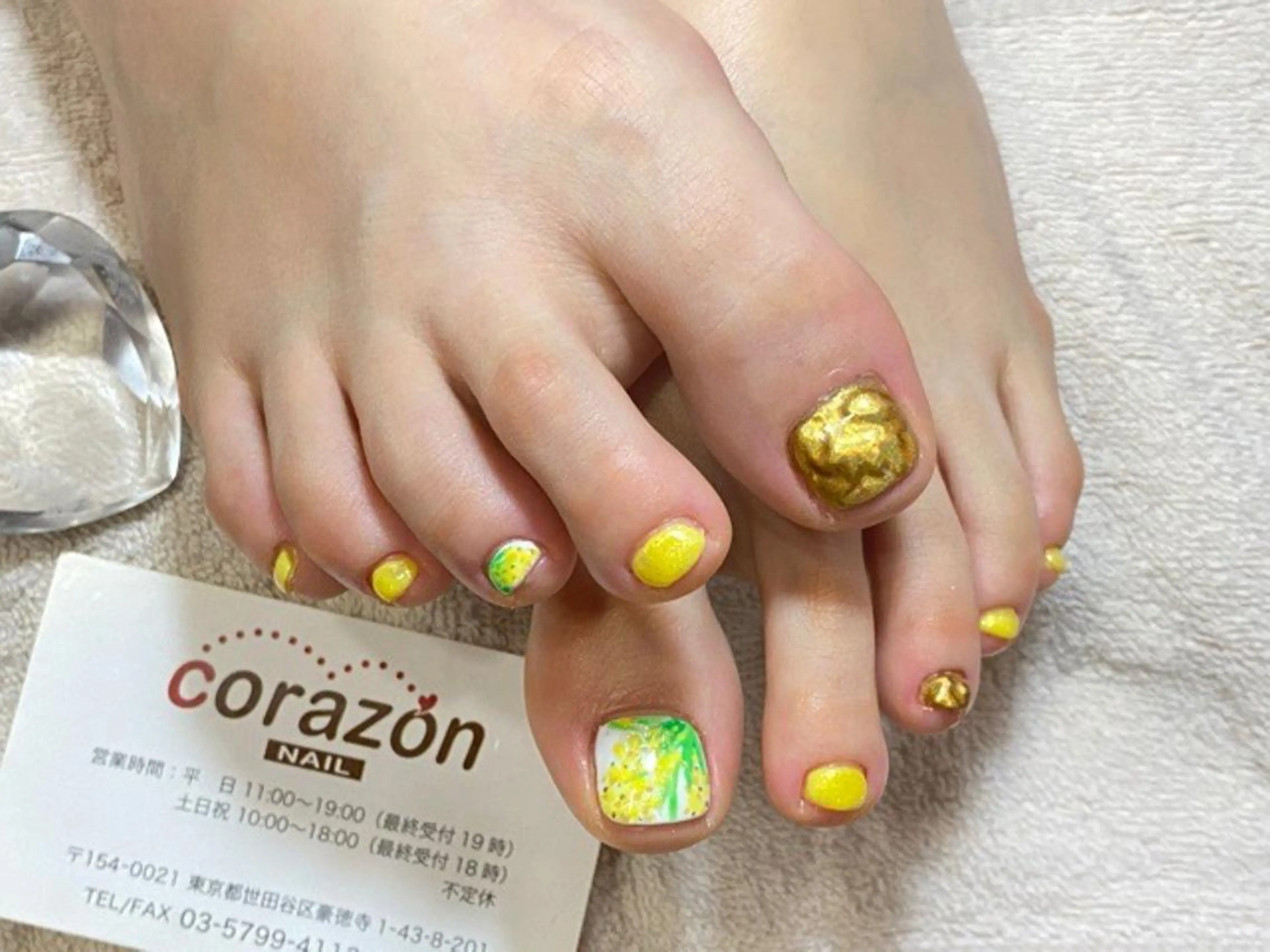 ネイル オーロラネイル ジェルネイル ゴールド フットネイル corazon所属・ネイリスト aicoのネイルデザイン